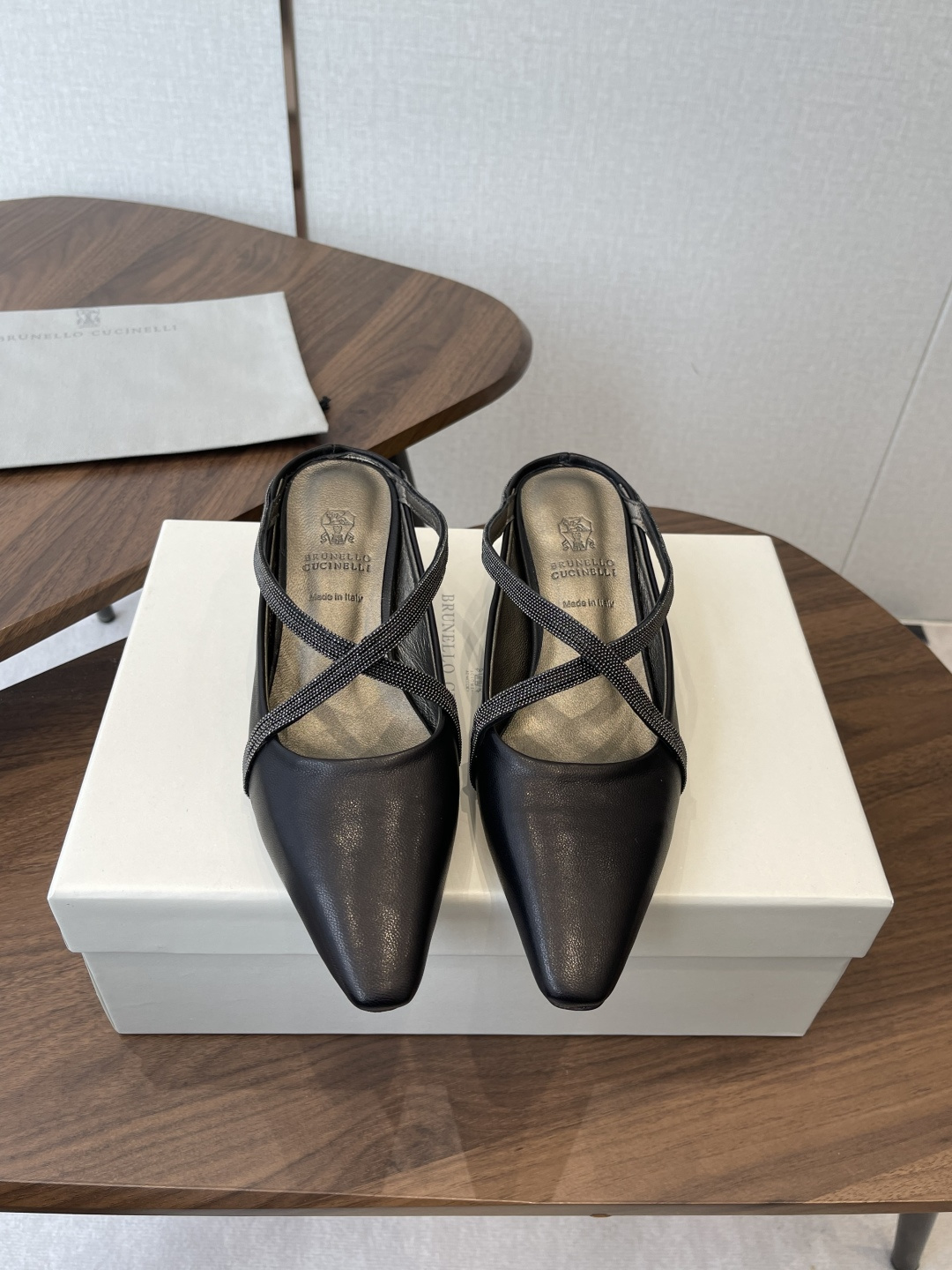 NO:789655,BrunelloCucinell*·BC 26ss spring and summer high-heeled square-toe sandals. Square-toe shoes are always very feminine, elegant, refined, not hasty or slow, and have a kind of temperament that many loafers cannot match. But if pointed-toe high-heeled shoes are tired after wearing them for a long time, then a pair of square-toe flat shoes that are easy to wear and look good are just needed. Imported cowhide, fine leather, foot feel is very important. Needless to say, there is no need to say more. Women know the importance of a good pair of shoes to avoid all kinds of friction and wear on the feet.  Delicate texture is a must. Material: imported cowhide. Foot pads: sheepskin. Outsole: genuine leather sole imported from Italy. Size#35-41 (40-41 custom-made, non-refundable), half drag, brunello cucinelli, loafers, sandals, flats, high heels, cowhide, sheepskin19860909BrunelloCucinell*·BC 26ss春夏高跟方头凉鞋 方头鞋一贯是很有女人味的 优雅 精致不急不缓 是有一种气质的这是很多乐福鞋比拟不了的 但是如果尖头高跟鞋穿久了累 那么一双好穿好看的方头平底鞋就是刚需了 进口牛皮 皮质细腻 脚感很重要 这个不需要多说 女人太懂一双好鞋的重要性了 避免各种摩擦磨脚 细腻的质感就是必须要有的 材质:进口牛皮 垫脚:羊皮 大底:意大利进口真皮底 Size#35-41（40 41订做不退换）,半拖,brunello cucinelli,loafers,sandals,flats,high heels,cowhide,sheepskin,Women's Shoes