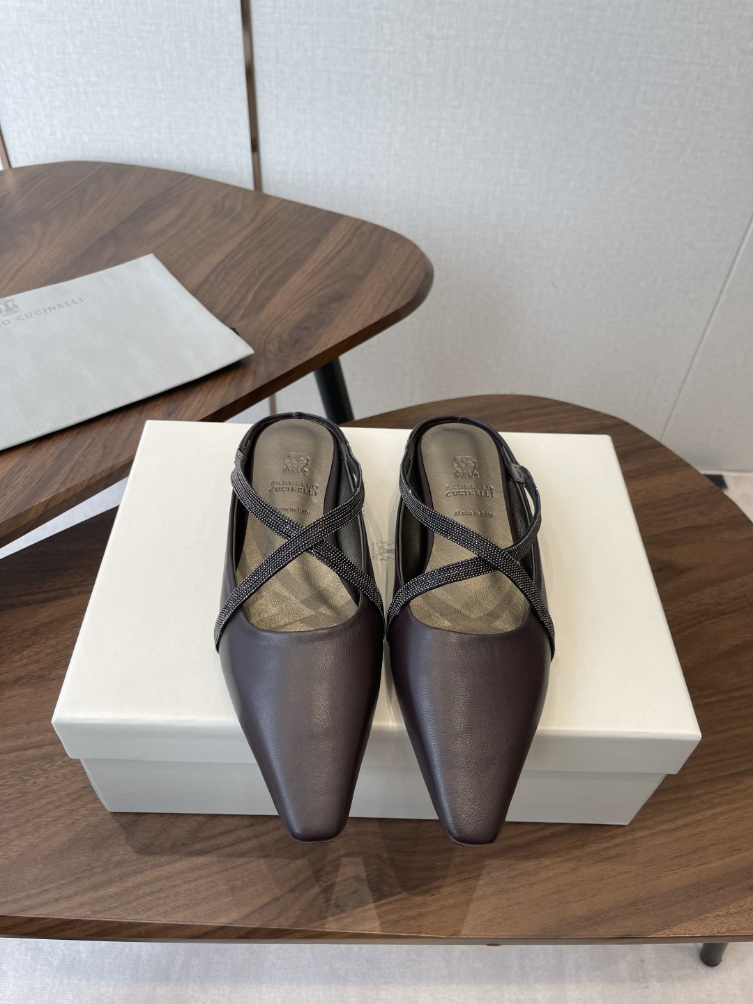 NO:789086,BrunelloCucinell*·BC 26ss spring and summer high-heeled square-toe sandals. Square-toe shoes are always very feminine, elegant, refined, not hasty or slow, and have a kind of temperament that many loafers cannot match. But if pointed-toe high-heeled shoes are tired after wearing them for a long time, then a pair of square-toe flat shoes that are easy to wear and look good are just needed. Imported cowhide, fine leather, foot feel is very important. Needless to say, there is no need to say more. Women know the importance of a good pair of shoes to avoid all kinds of friction and wear on the feet.  Delicate texture is a must. Material: imported cowhide. Foot pads: sheepskin. Outsole: genuine leather sole imported from Italy. Size#35-41 (40-41 custom-made, non-refundable) 3. Half drag, brunello cucinelli, loafers, sandals, flats, high heels, cowhide, sheepskin19860909BrunelloCucinell*·BC 26ss春夏高跟方头凉鞋 方头鞋一贯是很有女人味的 优雅 精致不急不缓 是有一种气质的这是很多乐福鞋比拟不了的 但是如果尖头高跟鞋穿久了累 那么一双好穿好看的方头平底鞋就是刚需了 进口牛皮 皮质细腻 脚感很重要 这个不需要多说 女人太懂一双好鞋的重要性了 避免各种摩擦磨脚 细腻的质感就是必须要有的 材质:进口牛皮 垫脚:羊皮 大底:意大利进口真皮底 Size#35-41（40 41订做不退换）3,半拖,brunello cucinelli,loafers,sandals,flats,high heels,cowhide,sheepskin,Women's Shoes