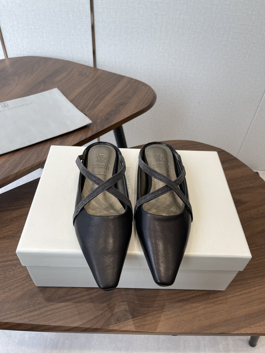 NO:789088,BrunelloCucinell*·BC 26ss spring and summer high-heeled square-toe sandals. Square-toe shoes are always very feminine, elegant, refined, not hasty or slow, and have a kind of temperament that many loafers cannot match. But if pointed-toe high-heeled shoes are tired after wearing them for a long time, then a pair of square-toe flat shoes that are easy to wear and look good are just needed. Imported cowhide, fine leather, foot feel is very important. Needless to say, there is no need to say more. Women know the importance of a good pair of shoes to avoid all kinds of friction and wear on the feet.  Delicate texture is a must. Material: imported cowhide. Foot pads: sheepskin. Outsole: genuine leather sole imported from Italy. Size#35-41 (40-41 custom-made, non-refundable) 3. Half drag, brunello cucinelli, loafers, sandals, flats, high heels, cowhide, sheepskin19860909BrunelloCucinell*·BC 26ss春夏高跟方头凉鞋 方头鞋一贯是很有女人味的 优雅 精致不急不缓 是有一种气质的这是很多乐福鞋比拟不了的 但是如果尖头高跟鞋穿久了累 那么一双好穿好看的方头平底鞋就是刚需了 进口牛皮 皮质细腻 脚感很重要 这个不需要多说 女人太懂一双好鞋的重要性了 避免各种摩擦磨脚 细腻的质感就是必须要有的 材质:进口牛皮 垫脚:羊皮 大底:意大利进口真皮底 Size#35-41（40 41订做不退换）3,半拖,brunello cucinelli,loafers,sandals,flats,high heels,cowhide,sheepskin,Women's Shoes