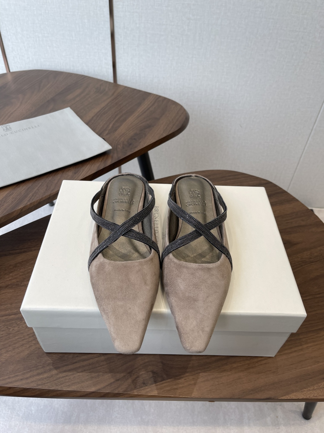 NO:789090,BrunelloCucinell*·BC 26ss spring and summer high-heeled square-toe sandals. Square-toe shoes are always very feminine, elegant, refined, not hasty or slow, and have a kind of temperament that many loafers cannot match. But if pointed-toe high-heeled shoes are tired after wearing them for a long time, then a pair of square-toe flat shoes that are easy to wear and look good are just needed. Imported cowhide, fine leather, foot feel is very important. Needless to say, there is no need to say more. Women know the importance of a good pair of shoes to avoid all kinds of friction and wear on the feet.  Delicate texture is a must. Material: imported cowhide. Foot pads: sheepskin. Outsole: genuine leather sole imported from Italy. Size#35-41 (40-41 custom-made, non-refundable) 3. Half drag, brunello cucinelli, loafers, sandals, flats, high heels, cowhide, sheepskin19860909BrunelloCucinell*·BC 26ss春夏高跟方头凉鞋 方头鞋一贯是很有女人味的 优雅 精致不急不缓 是有一种气质的这是很多乐福鞋比拟不了的 但是如果尖头高跟鞋穿久了累 那么一双好穿好看的方头平底鞋就是刚需了 进口牛皮 皮质细腻 脚感很重要 这个不需要多说 女人太懂一双好鞋的重要性了 避免各种摩擦磨脚 细腻的质感就是必须要有的 材质:进口牛皮 垫脚:羊皮 大底:意大利进口真皮底 Size#35-41（40 41订做不退换）3,半拖,brunello cucinelli,loafers,sandals,flats,high heels,cowhide,sheepskin,Women's Shoes