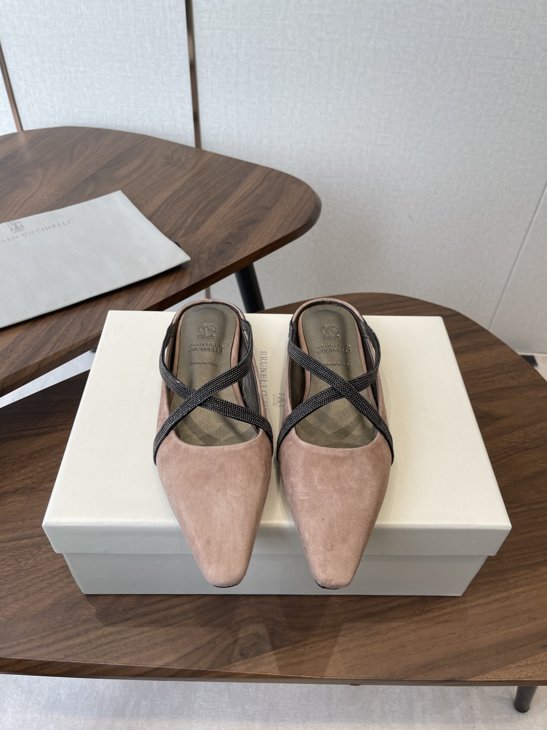 NO:789092,BrunelloCucinell*·BC 26ss spring and summer high-heeled square-toe sandals. Square-toe shoes are always very feminine, elegant, refined, not hasty or slow, and have a kind of temperament that many loafers cannot match. But if pointed-toe high-heeled shoes are tired after wearing them for a long time, then a pair of square-toe flat shoes that are easy to wear and look good are just needed. Imported cowhide, fine leather, foot feel is very important. Needless to say, there is no need to say more. Women know the importance of a good pair of shoes to avoid all kinds of friction and wear on the feet.  Delicate texture is a must. Material: imported cowhide. Foot pads: sheepskin. Outsole: genuine leather sole imported from Italy. Size#35-41 (40-41 custom-made, non-refundable) 3. Half drag, brunello cucinelli, loafers, sandals, flats, high heels, cowhide, sheepskin19860909BrunelloCucinell*·BC 26ss春夏高跟方头凉鞋 方头鞋一贯是很有女人味的 优雅 精致不急不缓 是有一种气质的这是很多乐福鞋比拟不了的 但是如果尖头高跟鞋穿久了累 那么一双好穿好看的方头平底鞋就是刚需了 进口牛皮 皮质细腻 脚感很重要 这个不需要多说 女人太懂一双好鞋的重要性了 避免各种摩擦磨脚 细腻的质感就是必须要有的 材质:进口牛皮 垫脚:羊皮 大底:意大利进口真皮底 Size#35-41（40 41订做不退换）3,半拖,brunello cucinelli,loafers,sandals,flats,high heels,cowhide,sheepskin,Women's Shoes