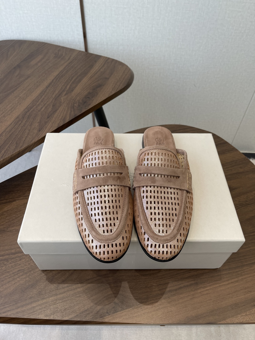 NO:789099,Half-flop 270 single shoes [BRUNELLO CUCINELLI] New straw woven BC flat-soled half-flop single shoes bc are very tasteful!  It also looks great worn with a pair of socks, and looks great worn with jeans!  As one of women's favorite brands, every model they sell is truly addictive. It is an indispensable item for girls' shoe cabinets. BC is a well-known Italian brand with minimalist style and purely handmade bead chain accessories!  Retro and high-end!  Simple and elegant, it is a very attractive style!  The king of advanced jokers, completely irresistible!  The feet feel very good and comfortable!  It looks ordinary, but looks slim and handsome!  Not limited to any occasion, daily work, fashionable and capable!  Whether paired with skirts or trousers, it’s very versatile!  Super eye-catching!  Upper raffia/sheepskin, sheepskin insole, injection molded leather outsole size 35-41 (40 41 customized, non-returnable) 3, semi-slippers, brunello cucinelli, espadrilles, skirts, jeans, sheepskin, Leather soles, socks19860909半拖270单鞋【BRUNELLO CUCINELLI】新款草编织BC平底半拖 单鞋  bc很有品味！配上一双袜子穿也很不错,搭配牛仔裤穿也好看！ 作为女性最爱的品牌之一,真的出的每一款都让人爱不释手,女生鞋柜必不可少的单品 BC是意大利知名品牌,极简主义风格,纯手工串联珠链配饰！复古又高级！简约又大气,属于非常耐看的款式！ 高级百搭之王,完全没有抵抗力！脚感很好很舒服！看起来平平无奇,穿起来又瘦又帅！ 不局限任何场合,日常工作、时尚又干练！不管搭配 裙装、裤装、都非常百搭！超级耐看！ 鞋面拉菲草／羊皮 ,羊皮鞋垫,注塑真皮大底 size35-41(40 41订做不退换)3,半拖单鞋,brunello cucinelli,espadrilles,skirts,jeans,sheepskin,Leather soles,socks,Women's Shoes