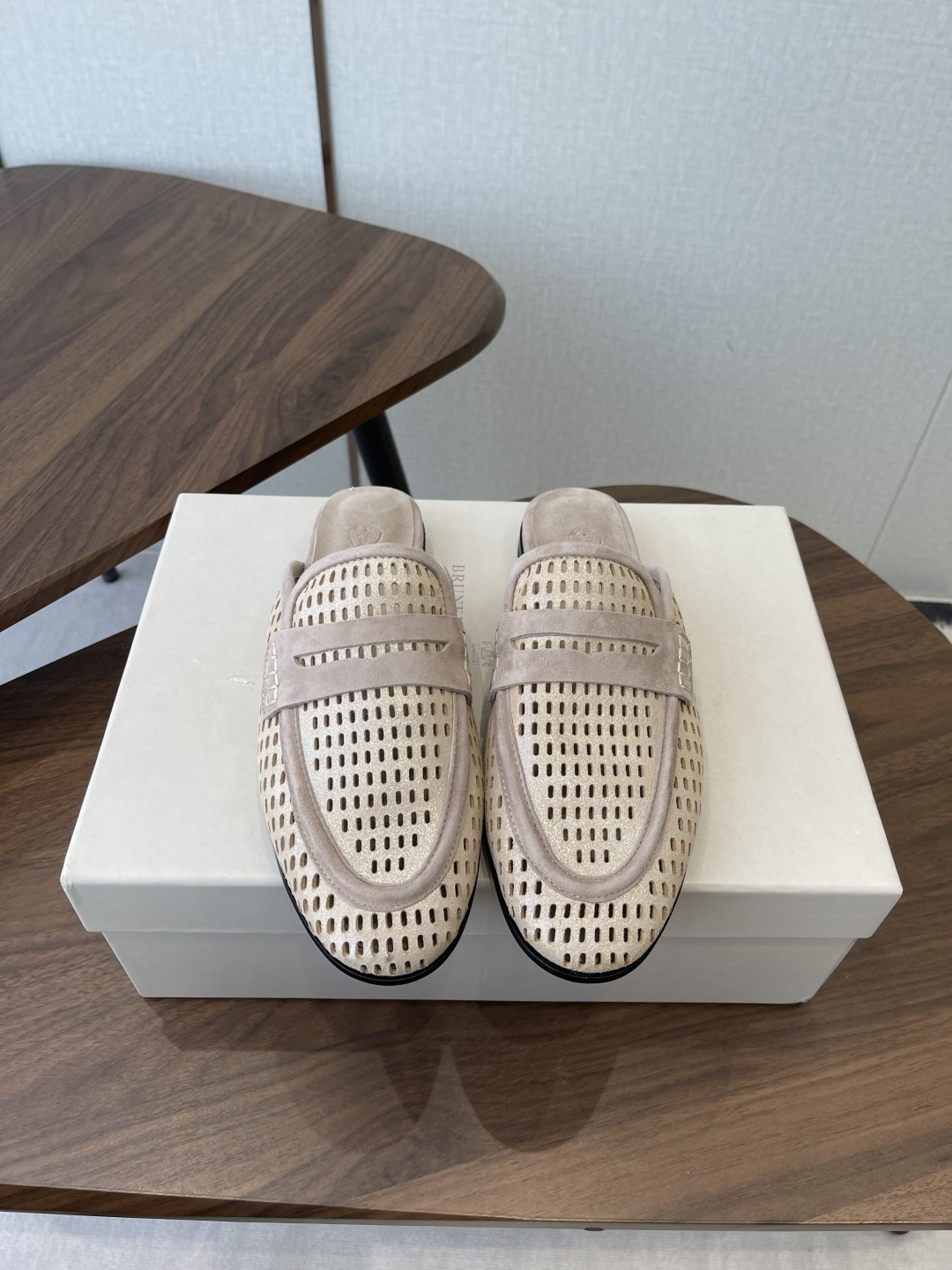 NO:789657,Half-flop single shoes [BRUNELLO CUCINELLI] New straw woven BC flat-soled half-flop single shoes BC are very tasteful!  It also looks great worn with a pair of socks, and looks great worn with jeans!  As one of women's favorite brands, every model they sell is truly addictive. It is an indispensable item for girls' shoe cabinets. BC is a well-known Italian brand with minimalist style and purely handmade bead chain accessories!  Retro and high-end!  Simple and elegant, it is a very attractive style!  The king of advanced jokers, completely irresistible!  The feet feel very good and comfortable!  It looks ordinary, but looks slim and handsome!  Not limited to any occasion, daily work, fashionable and capable!  Whether paired with skirts or trousers, it’s very versatile!  Super eye-catching!  Upper raffia/sheepskin, sheepskin insole, injection molded leather outsole size 35-41 (40 41 custom made, non-returnable), loafers and half slippers, brunello cucinelli, loafers, espadrilles, skirts, jeans, sheepskin, Leather soles, socks19860909半拖单鞋【BRUNELLO CUCINELLI】新款草编织BC平底半拖 单鞋  bc很有品味！配上一双袜子穿也很不错,搭配牛仔裤穿也好看！ 作为女性最爱的品牌之一,真的出的每一款都让人爱不释手,女生鞋柜必不可少的单品 BC是意大利知名品牌,极简主义风格,纯手工串联珠链配饰！复古又高级！简约又大气,属于非常耐看的款式！ 高级百搭之王,完全没有抵抗力！脚感很好很舒服！看起来平平无奇,穿起来又瘦又帅！ 不局限任何场合,日常工作、时尚又干练！不管搭配 裙装、裤装、都非常百搭！超级耐看！ 鞋面拉菲草／羊皮 ,羊皮鞋垫,注塑真皮大底 size35-41(40 41订做不退换),乐福鞋半拖,brunello cucinelli,loafers,espadrilles,skirts,jeans,sheepskin,Leather soles,socks,Women's Shoes