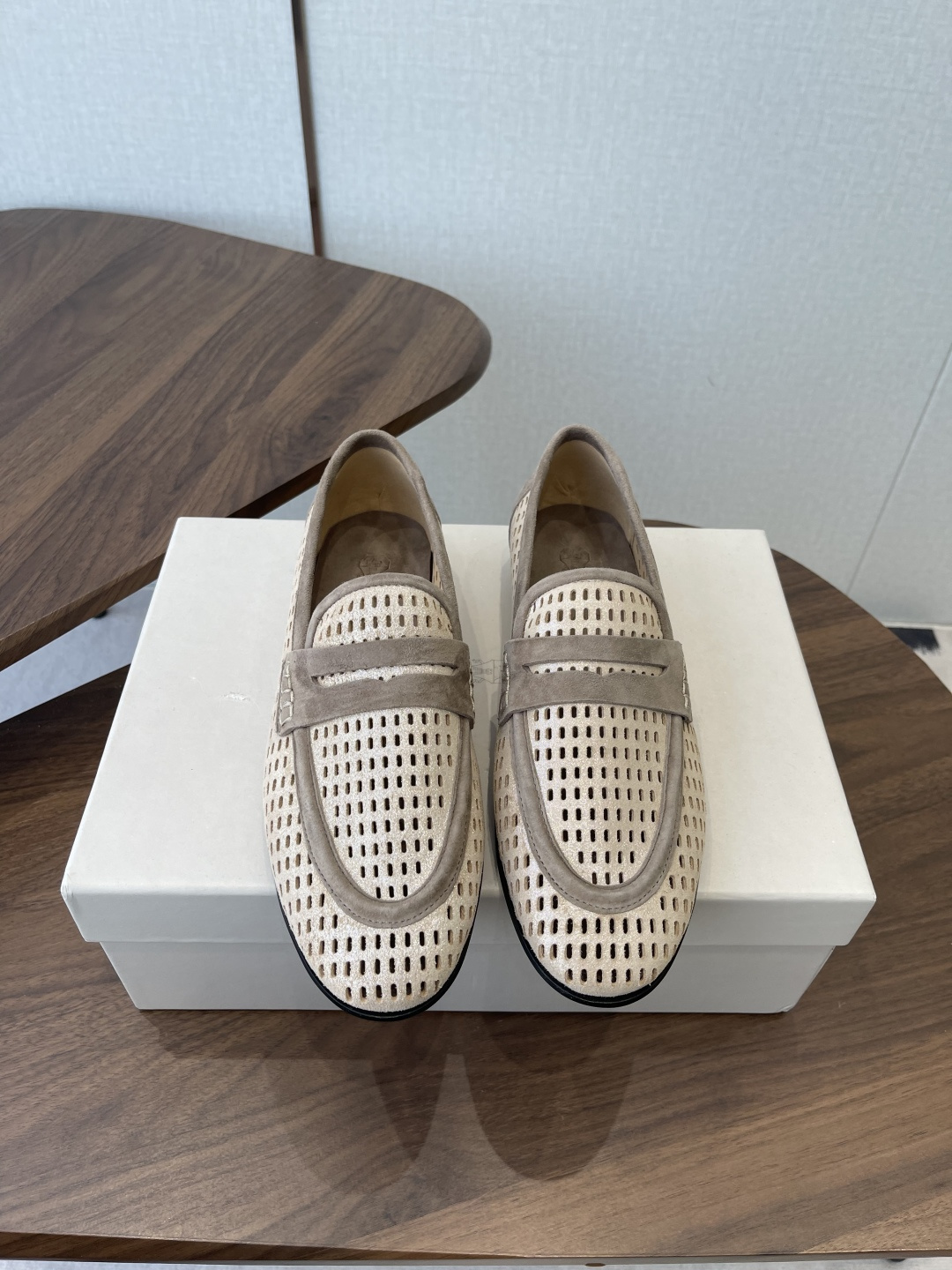 NO:789661,Half-flop 320 single shoes [BRUNELLO CUCINELLI] New straw woven BC flat-soled half-flop single shoes bc are very tasteful!  It also looks great worn with a pair of socks, and looks great worn with jeans!  As one of women's favorite brands, every model they sell is truly addictive. It is an indispensable item for girls' shoe cabinets. BC is a well-known Italian brand with minimalist style and purely handmade bead chain accessories!  Retro and high-end!  Simple and elegant, it is a very attractive style!  The king of advanced jokers, completely irresistible!  The feet feel very good and comfortable!  It looks ordinary, but looks slim and handsome!  Not limited to any occasion, daily work, fashionable and capable!  Whether paired with skirts or trousers, it’s very versatile!  Super eye-catching!  Upper raffia/sheepskin, sheepskin insole, injection molded leather outsole size 35-41 (40 41 custom made, non-returnable), loafers and half slippers, brunello cucinelli, loafers, espadrilles, skirts, jeans, sheepskin, Leather soles, socks19860909半拖320单鞋【BRUNELLO CUCINELLI】新款草编织BC平底半拖 单鞋  bc很有品味！配上一双袜子穿也很不错,搭配牛仔裤穿也好看！ 作为女性最爱的品牌之一,真的出的每一款都让人爱不释手,女生鞋柜必不可少的单品 BC是意大利知名品牌,极简主义风格,纯手工串联珠链配饰！复古又高级！简约又大气,属于非常耐看的款式！ 高级百搭之王,完全没有抵抗力！脚感很好很舒服！看起来平平无奇,穿起来又瘦又帅！ 不局限任何场合,日常工作、时尚又干练！不管搭配 裙装、裤装、都非常百搭！超级耐看！ 鞋面拉菲草／羊皮 ,羊皮鞋垫,注塑真皮大底 size35-41(40 41订做不退换),乐福鞋半拖,brunello cucinelli,loafers,espadrilles,skirts,jeans,sheepskin,Leather soles,socks,Women's Shoes