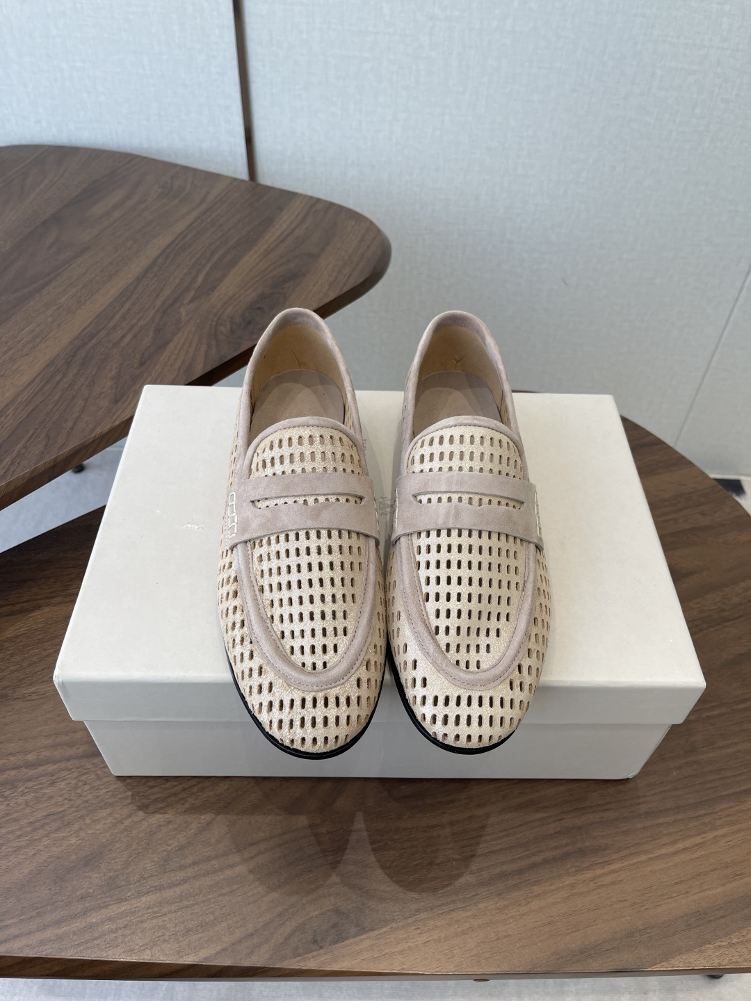 NO:789663,Half-flop single shoes [BRUNELLO CUCINELLI] New straw woven BC flat-soled half-flop single shoes BC are very tasteful!  It also looks great worn with a pair of socks, and looks great worn with jeans!  As one of women's favorite brands, every model they sell is truly addictive. It is an indispensable item for girls' shoe cabinets. BC is a well-known Italian brand with minimalist style and purely handmade bead chain accessories!  Retro and high-end!  Simple and elegant, it is a very attractive style!  The king of advanced jokers, completely irresistible!  The feet feel very good and comfortable!  It looks ordinary, but looks slim and handsome!  Not limited to any occasion, daily work, fashionable and capable!  Whether paired with skirts or trousers, it’s very versatile!  Super eye-catching!  Upper raffia/sheepskin, sheepskin insole, injection molded leather outsole size 35-41 (40 41 custom made, non-returnable), loafers and half slippers, brunello cucinelli, loafers, espadrilles, skirts, jeans, sheepskin, Leather soles, socks19860909半拖单鞋【BRUNELLO CUCINELLI】新款草编织BC平底半拖 单鞋  bc很有品味！配上一双袜子穿也很不错,搭配牛仔裤穿也好看！ 作为女性最爱的品牌之一,真的出的每一款都让人爱不释手,女生鞋柜必不可少的单品 BC是意大利知名品牌,极简主义风格,纯手工串联珠链配饰！复古又高级！简约又大气,属于非常耐看的款式！ 高级百搭之王,完全没有抵抗力！脚感很好很舒服！看起来平平无奇,穿起来又瘦又帅！ 不局限任何场合,日常工作、时尚又干练！不管搭配 裙装、裤装、都非常百搭！超级耐看！ 鞋面拉菲草／羊皮 ,羊皮鞋垫,注塑真皮大底 size35-41(40 41订做不退换),乐福鞋半拖,brunello cucinelli,loafers,espadrilles,skirts,jeans,sheepskin,Leather soles,socks,Women's Shoes