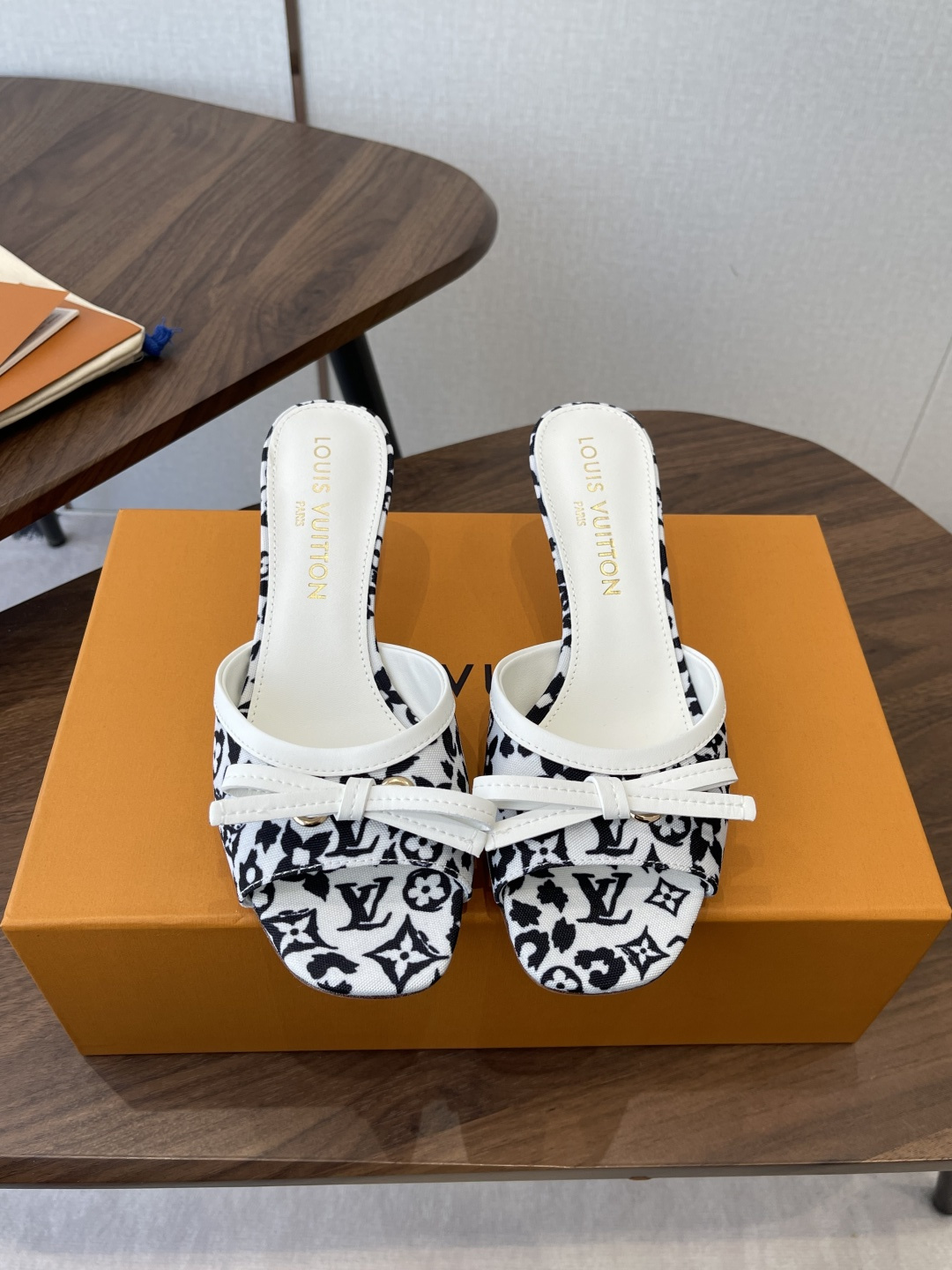 NO:788642,Louis vuitton co-branded Murakami 26ss new arrival~ Ljia 26 spring and summer denim cat heel flat slippers. The kitten heel is just right, sexy and comfortable, and has full emotional value that summer shoes can give. The shape of the sandals is also very cute and good-looking!  Original open molded denim/imported cowhide sheepskin lining, natural cowhide bottom Size#35-41 (40 41 custom-made and non-refundable), high heels and slippers, louis vuitton, louis vuitton, sandals, high heels, slippers, cowhide, sheepskin19860909Louis vuitton 联名 Murakami 26ss new arrival～ L家26春夏单宁猫跟 平底 拖鞋 刚刚好的小猫跟,性感舒适,拉满了夏日美鞋能给的满分情绪价值 凉鞋的造型也很乖巧好看呀！ 原版开模牛仔布/进口牛皮 羊皮内里,本色牛皮底 Size#35-41（40 41定做不退换）,高跟鞋拖鞋,louis vuitton,louis vuitton,sandals,high heels,slippers,cowhide,sheepskin,Women's Shoes