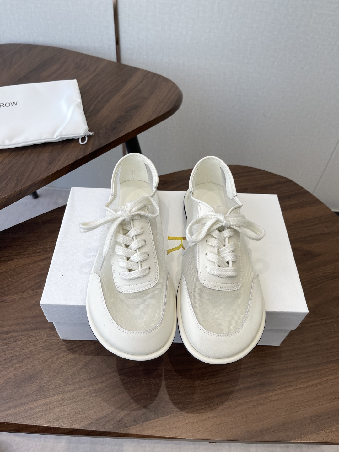 NO:788639,therow 2026 spring and summer new minimalist round toe casual shoes The Row's new season design continues minimalism New Canal slip-on lace-up flat shoes Cloud-like soft shoe body combines high-quality texture and ease of wear The shoe shape still uses the simplest tones and tailoring to create the most advanced texture Elegant and comfortable Original open-molded sheepskin Yangjing mesh surface Sheepskin insole Original open-molded rubber outsole  Size35-41 (40 and 41 are custom-made and cannot be returned or exchanged), casual shoes/sports shoes, flats, sneakers, sheepskin, sheep19860909therow 2026 春夏 新品极简圆头 休闲鞋 The Row新一季的设计延续极简主义 新款 Canal一脚蹬系带平底鞋 云朵般柔软的鞋体 兼具优质质感与易穿性 鞋型上依旧用最简洁的色调和剪裁做出最高级的质感 优雅舒适 原版开模羊皮羊京网面 羊皮鞋垫原版开模橡胶大底 Size35-41（40、41订做不退换）,休闲鞋/运动鞋,flats,sneakers,sheepskin,sheep,Women's Shoes