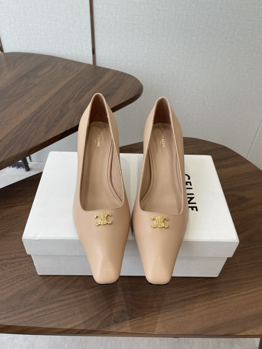 NO:788636,CELINE's latest Arc de Triomphe catwalk style for spring and summer 2026, fashion shoes, cultivated by many Internet celebrity fashion bloggers, high-end and comfortable, matching the skirts of goddesses, sexy pointed toes, full of fashion and femininity, the exclusive heels of the evening series are used throughout the entire season's lookbook, which completely hit me, simple and yet detailed, easy to wear without tiring my feet!  Imported calfskin upper, mixed sheepskin lining, heel height 5.5CM, Italian genuine leather outsole, Size 35-40 (40 is custom-made, non-returnable), high heels and sandals, celine, sandals, high heels, skirts, cowhide, sheepskin, Leather soles19860909CELINE思琳2026春夏最新凯旋门走秀款 时装鞋 超多网红时尚博主种草 高级感舒适,配女神们的半身裙 性感小尖头 时尚女人味十足 晚宴系列专属跟鞋贯穿整季lookbook完全戳中我,简单又不失细节,好穿不累脚！ 鞋面进口小牛皮 内里混种羊皮 跟高5.5CM 鞋底意大利真皮大底 Size35-40（40 订做不退换）,高跟鞋凉鞋,celine,sandals,high heels,skirts,cowhide,sheepskin,Leather soles,Women's Shoes