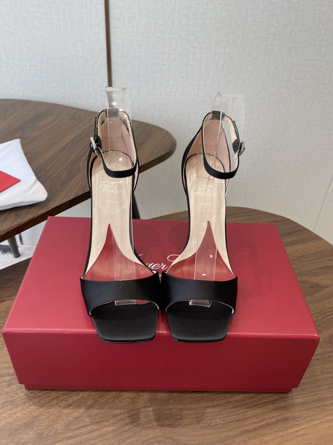 NO:788633,Roger Vivier RV's latest silk sandals. These mules are made of silk. They are comfortable and elegant. They are delicate and ladylike, allowing you to be at ease all day long. On the shoes, a line of ribbons is spread lightly, interpreting romantic feelings and blending with modern and flexible atmosphere. It is a collection of the past to create a more stable shoe structure. It shows liveliness and confidence in every step. It is elegant and comfortable. It looks particularly good on the feet!  A must for summer!  Imported silk upper, sheepskin lining, leather outsole, heel height about 10cm, Size34-41 (34, 40, 41, custom-made, non-returnable), high heels and sandals, roger vivier, sandals, high heels, sheepskin, real silk, Leather soles19860909Roger Vivier罗杰维维亚 RV 最新款真丝凉鞋 本款穆勒鞋以真丝制成,舒适又优雅,精致淑女,让您从容自在一整天. 鞋履之上,一字丝带轻盈铺展,演绎浪漫情怀与,融入现代灵动气息、年代典藏之作,打造更加稳固的鞋履结构,步伐间尽显活泼与自信.优雅随行,怡然本色. 上脚特别好看！夏天必不可少！ 鞋面进口真丝 内里羊皮 大底真皮大底 跟高10cm左右 Size34-41（34、40 41 订做不退换）,高跟鞋凉鞋,roger vivier,sandals,high heels,sheepskin,real silk,Leather soles,Women's Shoes