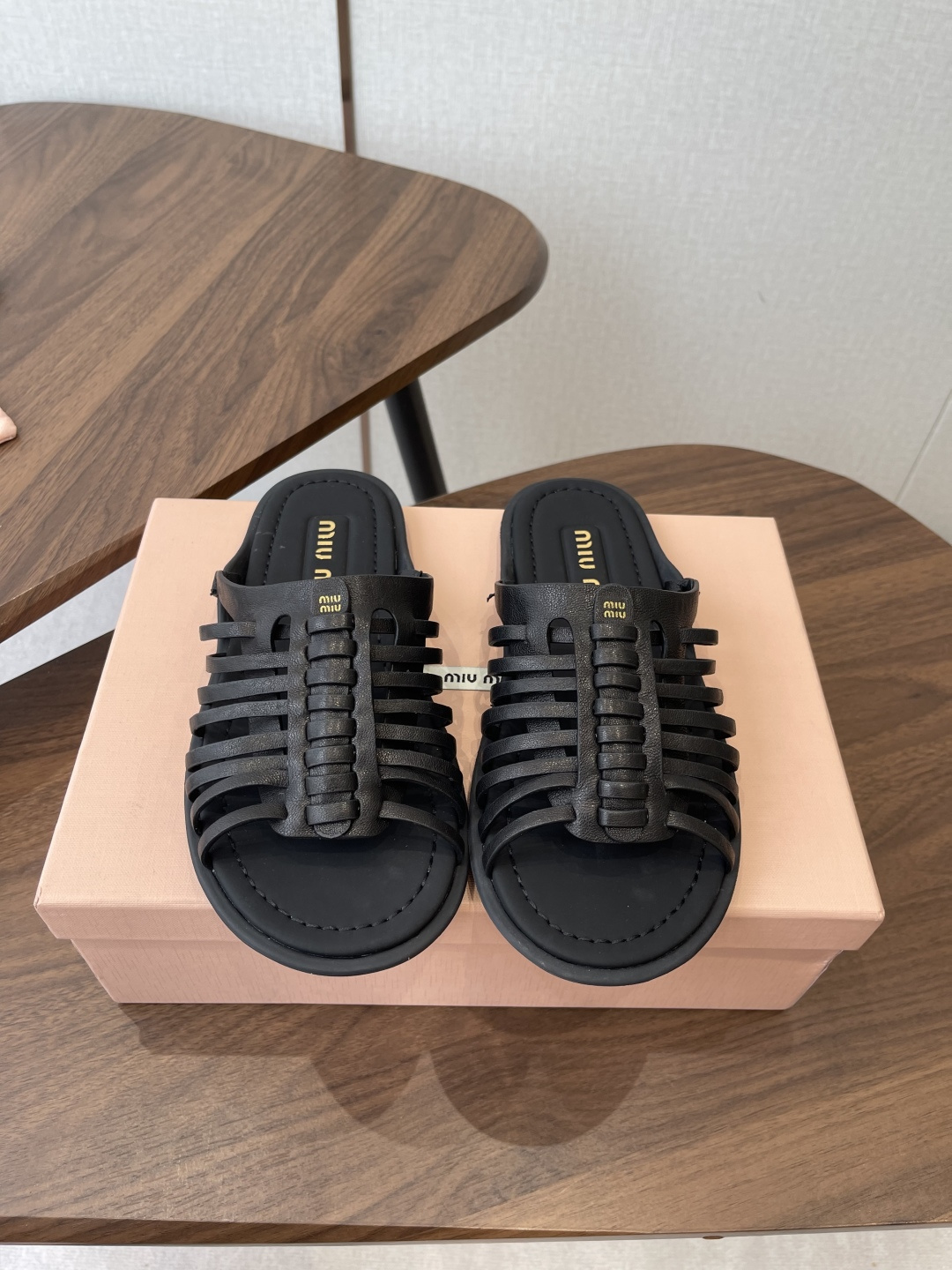 NO:788631,Miu Miu 26ss latest summer flat pleated rope slippers. We have prepared a few more pairs of must-have slippers for you this summer. Regular customers have reported that there is a huge demand for these slippers! A batch of specially customized high-grade sheepskin to prepare for Miumiu's subsequent new models. The rope braiding process is indeed more difficult than before, and the control of details is particularly important. It cannot be completed with a machine, and it is all done by hand~ The heel is curved, and the whole pair of shoes looks very elastic. It is invincible! Upper cowhide, inner sheepskin, sole rubber outsole Size#35-40 (40 custom made, non-returnable), slippers, miumiu, slippers, cowhide, sheepskin19860909Miu Miu 26ss 最新夏季 平底 褶皱 编绳 拖鞋 今年夏天为你们多准备几双必备拖鞋,老顾客都反应对这款需求很大！ 专门订制的一批为miumiu后续新款做准备的高级羊皮,编绳面工艺确实比以往更难,细节的把控尤为重要 用机器是无法完成的,全部手工来操作啦～ 后跟弧形设计,整双鞋看着Q弹Q弹的,好穿无敌！ 鞋面牛皮 内裡羊皮 鞋底橡胶大底 Size#35-40（40订做不退换）,拖鞋,miumiu,slippers,cowhide,sheepskin,Women's Shoes