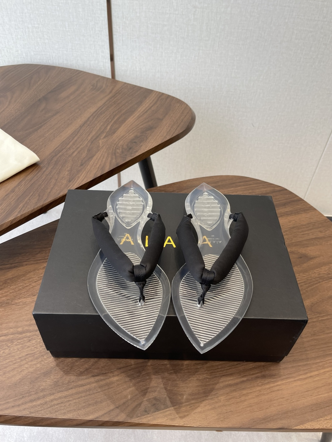 NO:788629,Ala, the dopamine pointed-toe rubber mop is a color bomb on the streets in summer. When the dopamine wave sweeps the fashion circle, this pair of pointed-toe rubber mop has become the traffic code for summer outings!  Abandoning dullness, highly saturated colors collide freely on the upper, with warm rose red, bright yellow and fresh lake clear water. Every step steps on the heartbeat of the trend. The sharp pointed toe quietly lengthens the leg line and easily unlocks the nine-headed body vision. The PVC material is refreshing and not stuffy on the feet, suitable for commuting, visiting exhibitions, coffee dates and other scenes.  What's even better is that it comes with a DIY bayonet, so you can match it with glitter chains or plush shoe flowers to weld your unique personality on your feet. You don't have to worry about clashing styles anymore, each pair is exclusive to you for summer, and it will turn heads immediately, allowing you to easily debut in the C position among the crowd!  Size 35-42 (40-42 customized), split-toe shoes19860909Ala多巴胺尖头胶拖夏日街头的色彩炸弹 当多巴胺浪潮席卷时尚圈,这双尖头胶拖成了夏日出街的流量密码！ 摒弃沉闷,高饱和色彩在鞋面上肆意碰撞,玫红热烈、明黄鲜活、湖清灵动,每一步都踩在潮流的心跳上.利落尖头悄悄拉长腿部线条,轻松解锁九头身视觉.PVC材质清爽不闷脚,适配通勤、逛展、咖啡约会等多种场景. 更妙的是自带DIY卡口,随心搭配闪粉挂链、毛绒鞋花,把专属个性焊在脚上.不用再担心撞款,每一双都是独属于你的夏日限定,回头率直接拉满,让你在人群中轻松C位出道！ 码数35-42（40-42定做）,分趾鞋,Women's Shoes