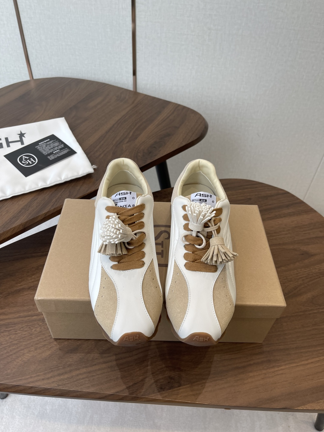 NO:789094,ASH 26ss spring and summer new style, Italian light luxury trendy brand, Dexun shoes, white shoes, high-quality cowhide, colorful shoe logos, breathable hole design, tough, star-like casual series, simple design of punched and breathable shoe body, with light rebound and increased sole, suede cowhide fabric, rubber sole, inner sheepskin Size#35-40 (custom-made for 40, non-refundable)  385,casual shoes/sports shoes,sneakers,cowhide,sheepskin19860909ASH 26ss 春夏新款 意大利轻奢潮牌 德训鞋 小白鞋优质牛皮多彩鞋标透气孔设计坚韧 明星同款休闲系列,简约设计的冲孔透气鞋身,搭配轻盈回弹增高鞋底 面料反绒牛皮 鞋底橡胶大底 内里羊皮  Size#35-40（40定做不退换） 385,休闲鞋/运动鞋,sneakers,cowhide,sheepskin,Women's Shoes