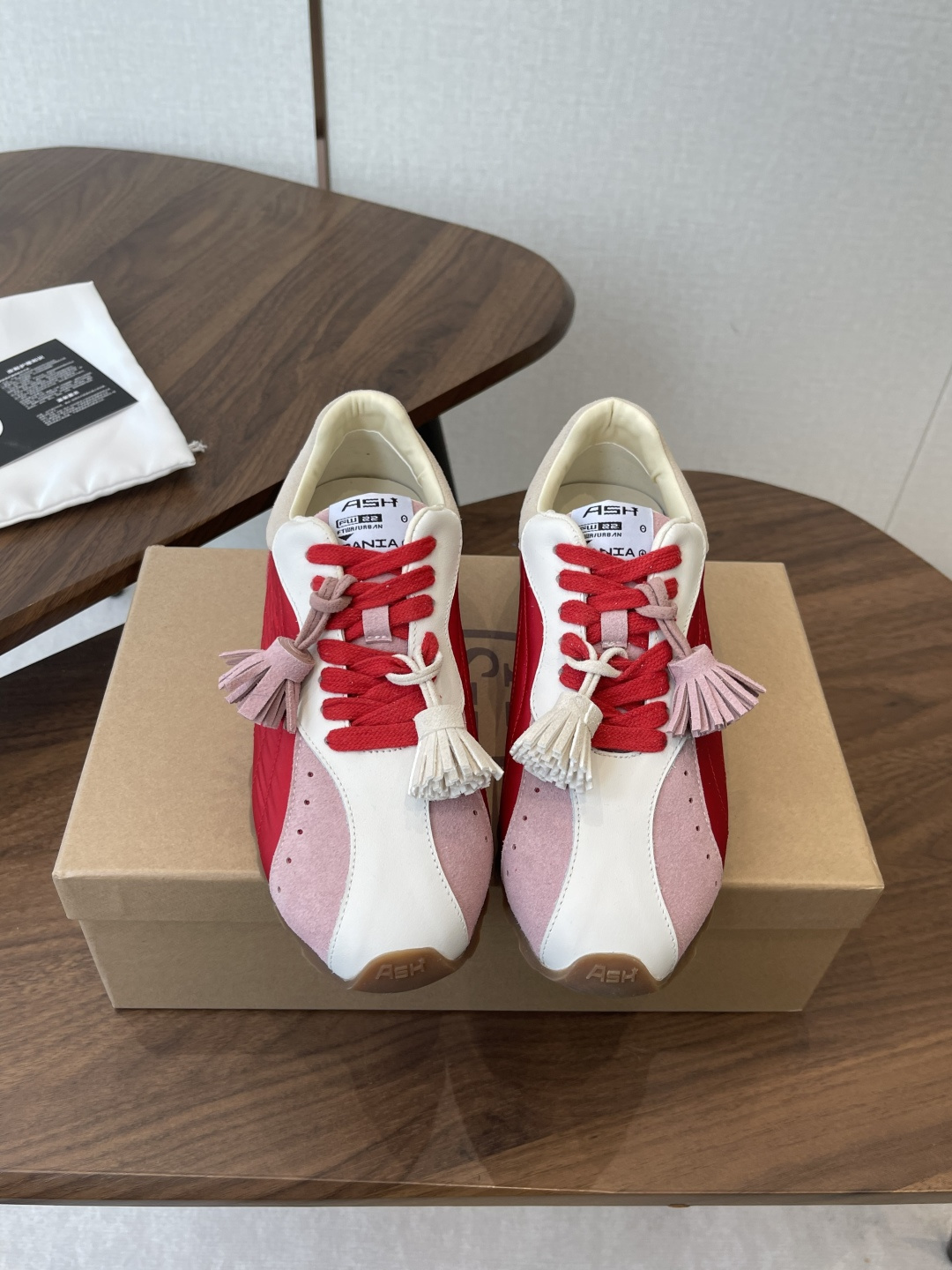 NO:789096,ASH 26ss spring and summer new model, Italian light luxury trendy brand, Dexun shoes, white shoes, high-quality cowhide, colorful shoe logos, breathable hole design, tough, star-like casual series, simple design of punched and breathable shoe body, with light rebound and increased sole, fabric suede cowhide, sole rubber outsole, lining sheepskin Size#35-40 (custom-made for 40, non-returnable) 385, casual shoes/sports shoes, sneakers, cowhide, sheepskin19860909ASH 26ss 春夏新款 意大利轻奢潮牌 德训鞋 小白鞋优质牛皮多彩鞋标透气孔设计坚韧 明星同款休闲系列,简约设计的冲孔透气鞋身,搭配轻盈回弹增高鞋底 面料反绒牛皮 鞋底橡胶大底 内里羊皮  Size#35-40（40定做不退换）385,休闲鞋/运动鞋,sneakers,cowhide,sheepskin,Women's Shoes