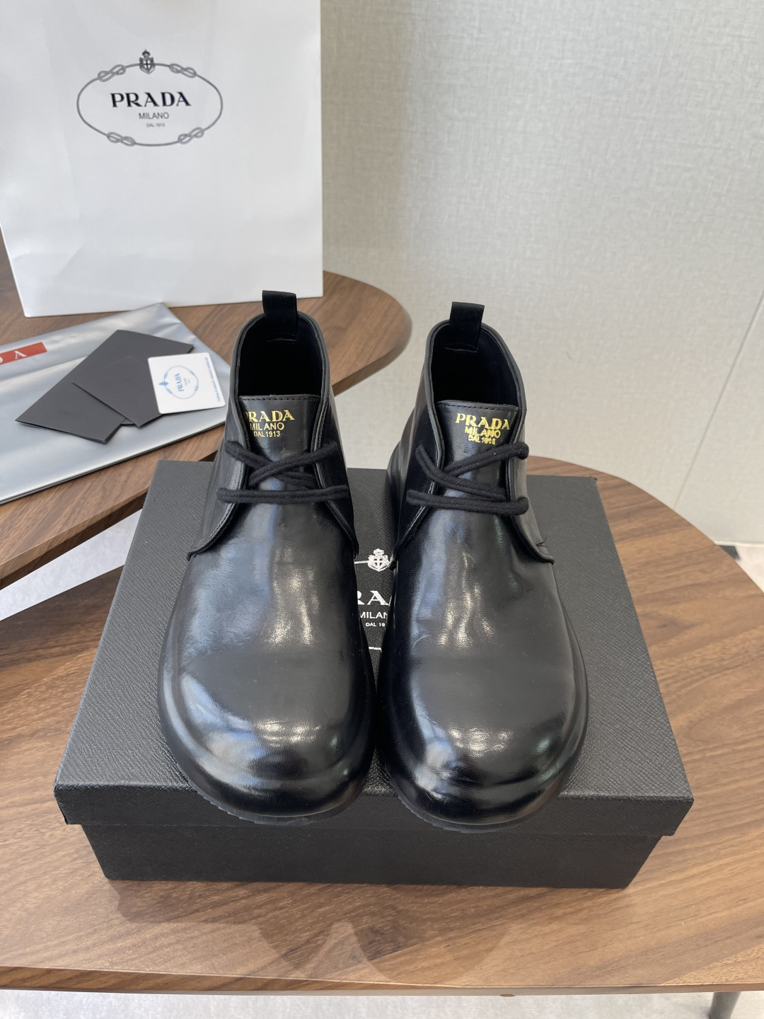 NO:901430,prada cordovan leather ~ a new choice for boots A pair of well-fitting leather shoes is very important for men. Whether it is a formal occasion or leisure time, the quality and matching of leather boots can reflect a person's taste and cultivation. Among the many shoe styles, cordovan leather Chelsea shoes and boots stand out with their unique texture and classic design.  Cordovan leather, a precious leather material, has been carefully crafted to show unparalleled beauty and durability. Chelsea boots are designed to be easy to put on and take off, fashionable and versatile, making them the best choice for men's shoes in autumn and winter. These shoes are not only beautiful, but also focus on comfort and practicality. The hand-stitched welt process ensures the durability and fit of the shoes. The treatment of washed cordovan leather makes the boots softer and breathable, making them suitable for long-term wear.  Size 38-45 (45 customized), casual shoes/sports shoes, prada, prada, boots, sneakers19860909prada普拉马臀皮～靴子新选择 一双合脚的皮鞋对于男士来说至关重要.无论是正式场合还是休闲时光,皮靴的品质和搭配都能体现一个人的品味和修养.在众多鞋靴款中,马臀皮切尔西鞋靴以其独特质感和经典设计脱颖而出. 马臀皮,这种珍贵的皮革材质,经过精心制作,呈现出无与伦比的美感和耐用性.切尔西靴的设计,穿脱方便,时尚百搭,是秋冬男鞋的不二之选. 这款鞋不仅美观,更注重舒适度和实用性.手工沿条缝制工艺,保证了鞋子的耐穿性和贴合度.水洗马臀皮的处理,使得靴子更加柔软透气,适合长时间穿着. 码数38-45（45定制）,休闲鞋/运动鞋,prada,prada,boots,sneakers,Women's Shoes