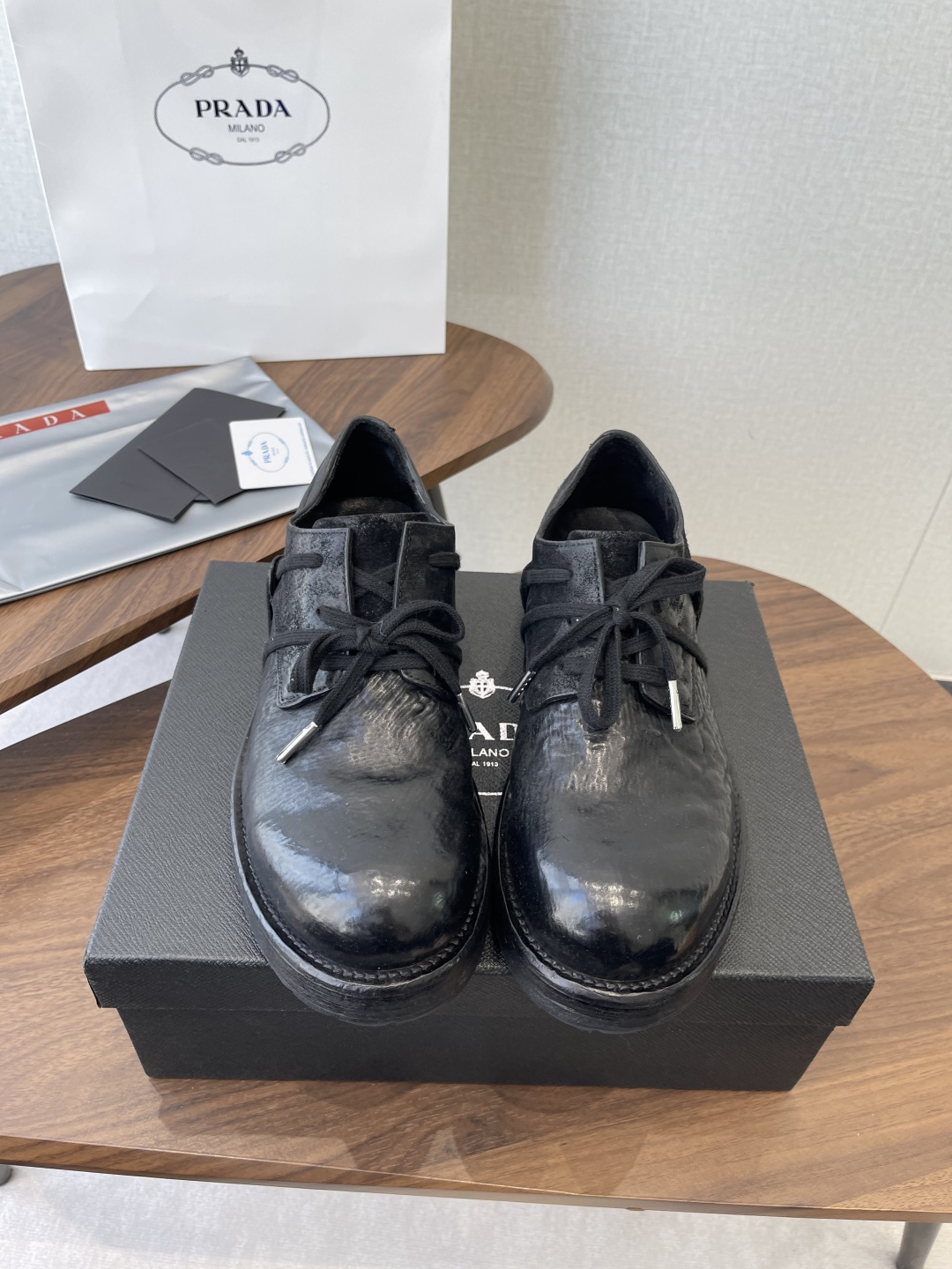 NO:901434,prada26ss cordovan leather ~ a new choice for men's shoes A pair of well-fitting leather shoes is very important for men. Whether it is a formal occasion or leisure time, the quality and matching of leather boots can reflect a person's taste and cultivation. Among many shoe styles, cordovan leather Chelsea shoes and boots stand out with their unique texture and classic design. Cordovan leather, this precious leather material, has been carefully crafted to show unparalleled beauty and durability. Fashionable and versatile, it is the best choice for men's shoes in autumn and winter.  This shoe is not only beautiful, but also focuses on comfort and practicality. The hand-stitched welt process ensures the durability and fit of the shoe. The washed cordovan leather treatment makes the shoe softer and more breathable, suitable for long-term wear. Size 38-45 (45 customized), casual shoes/sports shoes, prada, boots, sneakers19860909prada26ss马臀皮～男鞋新选择 一双合脚的皮鞋对于男士来说至关重要.无论是正式场合还是休闲时光,皮靴的品质和搭配都能体现一个人的品味和修养.在众多鞋靴款中,马臀皮切尔西鞋靴以其独特质感和经典设计脱颖而出. 马臀皮,这种珍贵的皮革材质,经过精心制作,呈现出无与伦比的美感和耐用性.时尚百搭,是秋冬男鞋的不二之选. 这款鞋不仅美观,更注重舒适度和实用性.手工沿条缝制工艺,保证了鞋子的耐穿性和贴合度.水洗马臀皮的处理,使得鞋子更加柔软透气,适合长时间穿着. 码数38-45（45定制）,休闲鞋/运动鞋,prada,boots,sneakers,Women's Shoes