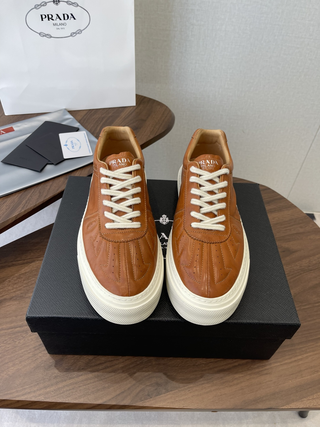 NO:901437,Prada's pair of orange washed horse leather sneakers directly make my outfit look like a god. The niche original design is not afraid of clashing styles at all. The orange color comes with a retro filter, which makes boys look stylish!  The upper is made of vintage washed horsehide material. The fiber density derived from high-quality cordovan leather is super tight and is several times more wear-resistant than ordinary cowhide. It is a slightly stiff matte black when you first put it on. The orange blocks embellished on the toe look like melted gold at sunset. You can see the natural color gradient under the light. This texture is really more soulful than assembly line products~  Size 38-45 (45 customized), casual shoes/sports shoes, prada, prada, sneakers, cowhide19860909Prada普拉这双橙水洗马皮板鞋直接让我的穿搭封神 小众原创设计完全不怕撞款,橙色自带复古滤镜,男生穿巨有范儿！ 鞋面是懂复古的水洗马皮材质,源自优质马臀皮的纤维密度超紧实,比普通牛皮耐磨好几倍 刚上脚是略带挺括的哑光黑,鞋头点缀的橙色块像落日熔金,光线下能看到自然的色泽渐变,这肌理感真的比流水线产品有灵魂太多～ 码数38-45（45定做）,休闲鞋/运动鞋,prada,prada,sneakers,cowhide,Women's Shoes