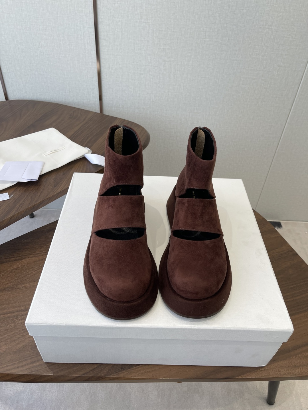 NO:901426,The row's genuine leather French retro round-toe minimalist and versatile flat-soled Chelsea short boots are really the most comfortable style I've ever worn. They're so soft!  People who are foot grinders must pick it up. It has a high-end yet simple feel. In fact, in addition to being good-looking, it is so comfortable that you can’t bear to take it off!  Matches jeans, suit trousers, and skirts without any sense of violation. Fabric Sheepskin lining Sheepskin sole Original sole Size #35-41 (40, 41 customization is non-returnable and non-exchangeable), boots, boots, skirts, jeans, business suit, sheepskin, sheep19860909The row真皮法式复古圆头极简百搭平底 切尔西短靴脚真的是史上我穿过最最舒服的款式太柔软啦！ 磨脚星人一定要收了它 有一丢高级又简约的感觉其实除了好看以外它的舒适度真的是好穿到舍不得脱下来啦！ 搭配牛仔裤 西装裤 半身裙都毫无违和感 面料羊京 内里羊皮鞋底原版鞋底 Size#35-41（40,41定制不退不换）,靴子,boots,skirts,jeans,business suit,sheepskin,sheep,Women's Shoes