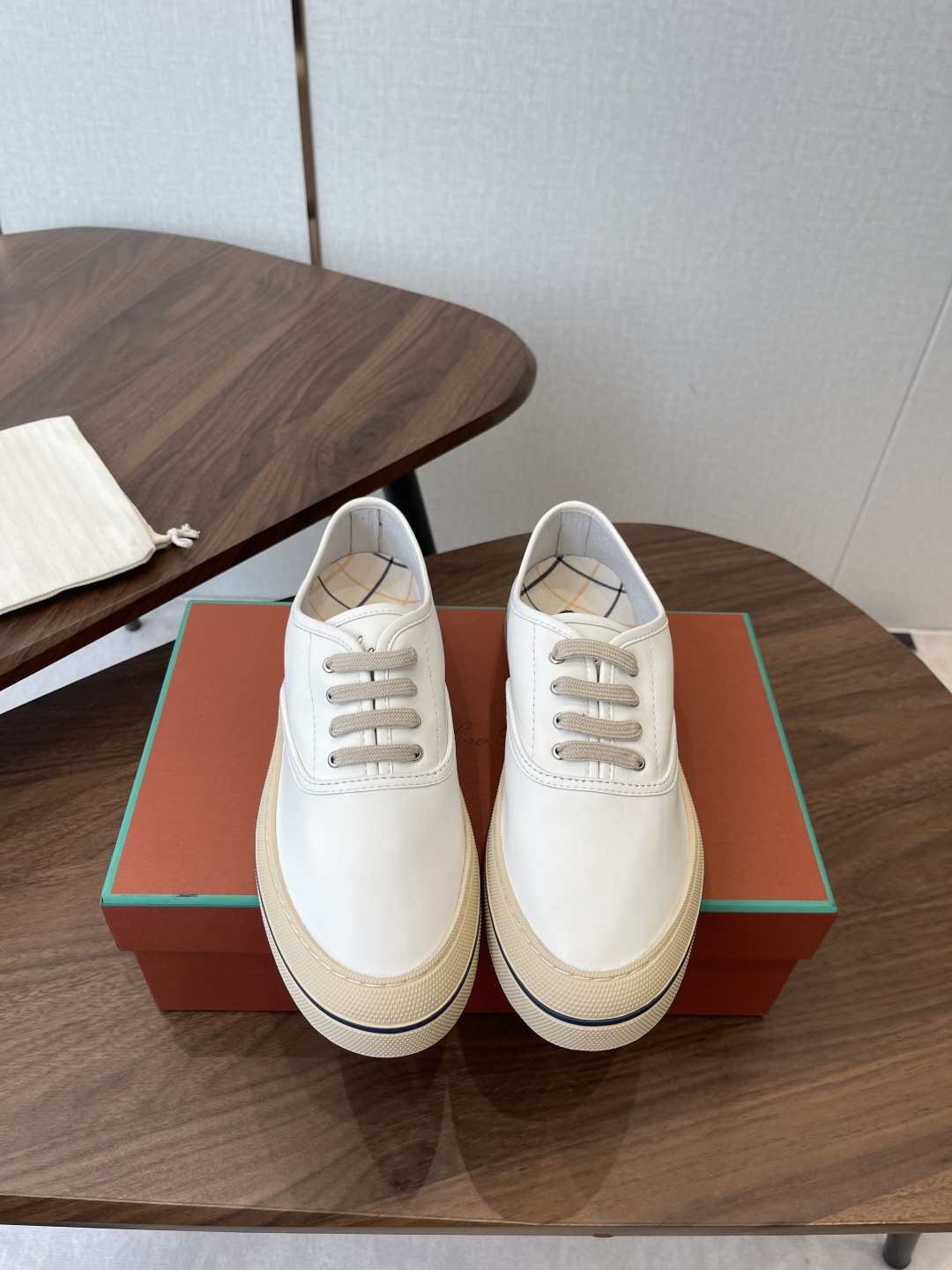 NO:901421,Men's LoroPiana 26ss Spring and Summer New Leather Shoes Casual Shoes This casual shoe features an ultra-low-top design with a leather-spliced ​​canvas fabric upper, suitable for year-round wear. The edged sole creates a relaxed and charming color combination, harmoniously blending functionality and low-key personality. An ideal shoe choice for urban wear. Embossed LP logo cotton lace upper, cow split suede sole, rubber lining, calfskin insole!  Original box packaging + shoe storage bag included. Size35-46 (female 40 male 45 46, custom made not returnable), casual shoes/sports shoes, loro piana, loro piana, sneakers, cowhide19860909男款LoroPiana诺悠翩雅 26ss 春夏新款 皮鞋 休闲鞋 这款休闲鞋采用超低帮设计,革拼接帆布织物鞋面,适合全年穿着.包边鞋底营造轻松迷人的色彩组合,将功能性与低调个性风格和谐融合.打造都市着装的理想鞋履选择.压印LP徽标棉质鞋带鞋面,牛剖层绒面革鞋底,橡胶衬里,小牛皮鞋垫！原盒包装+随附鞋履收纳袋. Size35-46（女40男45 46订做不退换）,休闲鞋/运动鞋,loro piana,loro piana,sneakers,cowhide,Women's Shoes