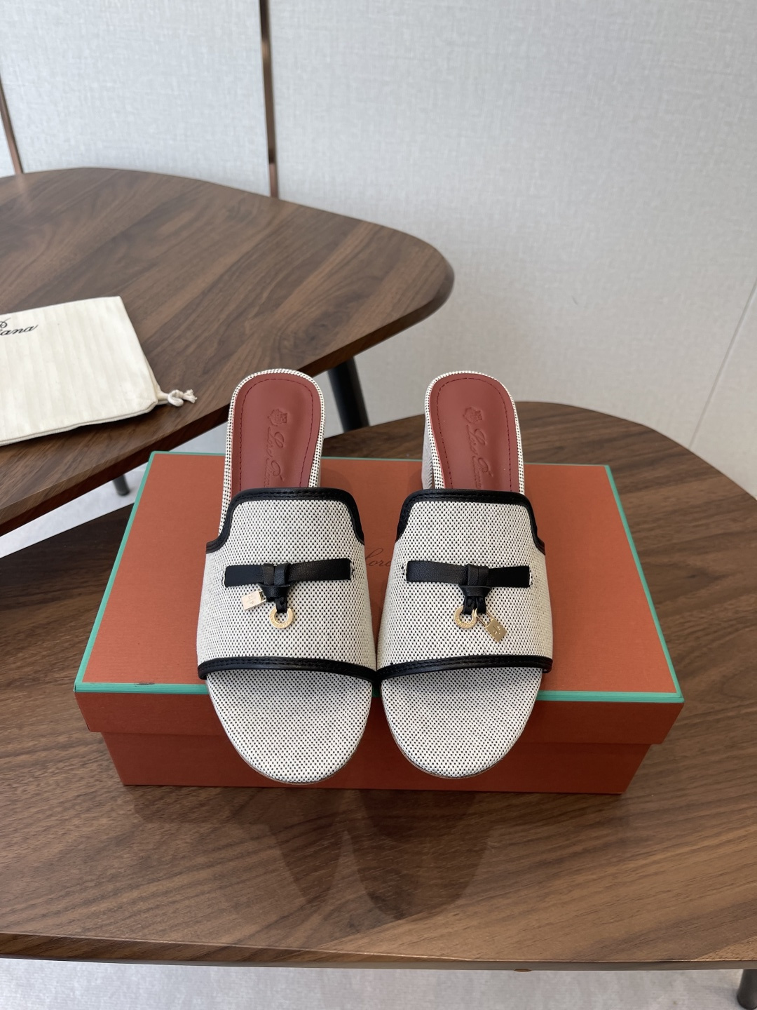 NO:901415,Loro Pian* 26ss spring and summer series lp top version. It turns out that this is the sandal that is said to not tire your feet after walking for 20,000 steps. It has both good looks and feel. Once you step on it, your feet will be completely ruined. The minimalist design is eye-catching and eye-catching. It is a bonus when you wear it. The soft and soft foot feel is outstanding. It does not rub your feet. It is very nice. With soft and waxy soles, you can wear it for daily use for a long time without getting tired.  Who can resist a pair of versatile and good-looking sandals? They don’t have to be too classy at all. They have a good feel and texture. The key is to make your legs look longer without tiring your feet. The main thing is that they are just right!  Material: cowhide, sheepskin lining, outsole, genuine leather sole Size#35-41 (35 41 customized, non-returnable, non-exchangeable), slippers, loro piana, loro piana, sandals, slippers, cowhide, sheepskin19860909Loro Pian* 26ss 春夏系列 lp顶级版本 原来这就是传说走两万步都不会累脚的凉鞋把颜值和脚感都拿捏住了 上脚一走就会被彻底沦陷～极简的设计吸睛耐看,穿搭加分项呀 软乎乎的脚感质感出众 不会磨脚就很nice搭配软软糯糯的鞋底,日常通行久穿不累哦 谁能拒绝得了一双百搭又好看的凉鞋呢 简直不要太气质,脚感和质感都拿捏,关键是显腿长不累脚,主打的就是一个刚刚好！ 材质牛皮 内里羊皮 大底真皮鞋底 Size#35-41（35 41 定制不退不换）,拖鞋,loro piana,loro piana,sandals,slippers,cowhide,sheepskin,Women's Shoes