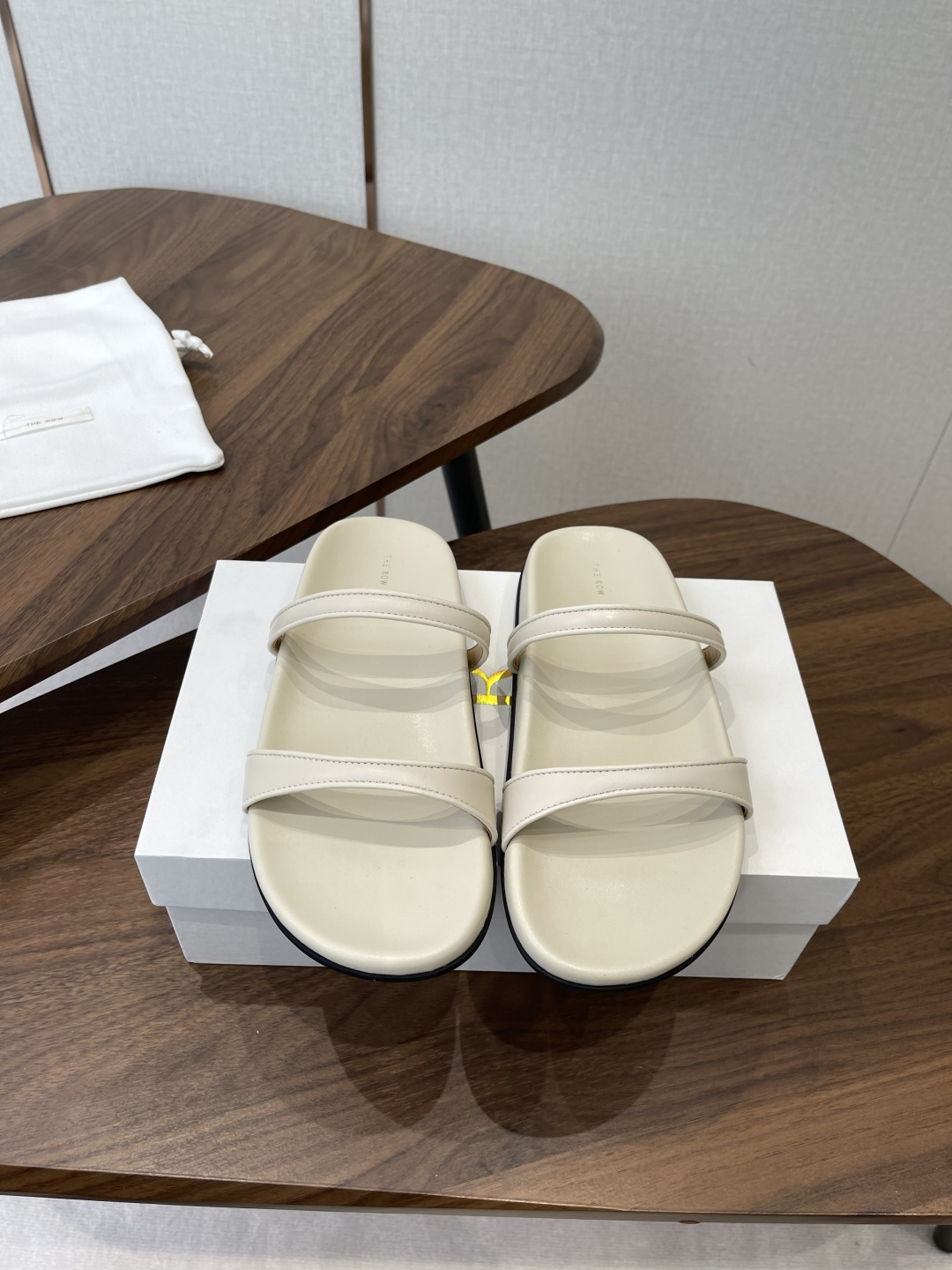 NO:901411,The Row double-strap slippers made in Wanguan are worth recommending this summer. Many Internet celebrity bloggers are wearing them. They focus on high quality and have been imitated but the quality has never been surpassed. It seems to be very simple. The materials, details and craftsmanship are very important. At first glance, this shoe feels very simple and inconspicuous. In fact, it goes well on the feet. It is casual, simple and generous. The overall shoe is very soft and does not rub the feet. Simple and versatile ~ Fabric: Imported calfskin Lining: Foot-padded whole sheepskin, the foot feels very good and soft.  Outsole: original molded rubber outsole, continuing the minimalist style, using a full genuine leather bag making process, very soft and skin-friendly, don't worry about the foot feel at all, the most important thing is comfort, those who have high requirements for foot feel can definitely buy it. Sizes 35-40 (40 orders are not returnable), slippers, slippers, cowhide, sheepskin19860909莞产The Row双带带拖鞋 这是一款今年夏天值得推荐的,众多网红博主纷纷在穿,专注高品质一直被模仿但品质从未被超越,看着好像很简单材料细节工艺很重要 第一眼看到这个鞋子给人感觉很简单不起眼,其实上脚挺不错,休闲简约大方整体鞋子非常柔软不磨脚.简约百搭款~ 面料:进口小牛皮 内里:垫脚全羊皮,脚感非常好,软绵绵的, 大底:原版模具橡胶大底 延续了一贯极简风格,采用全真皮套包制作工艺,非常柔软亲肤,脚感方面完全不可担心,重要是舒适对脚感要求高的可以必眼入它 尺码35-40(40订做不退换),拖鞋,slippers,cowhide,sheepskin,Women's Shoes