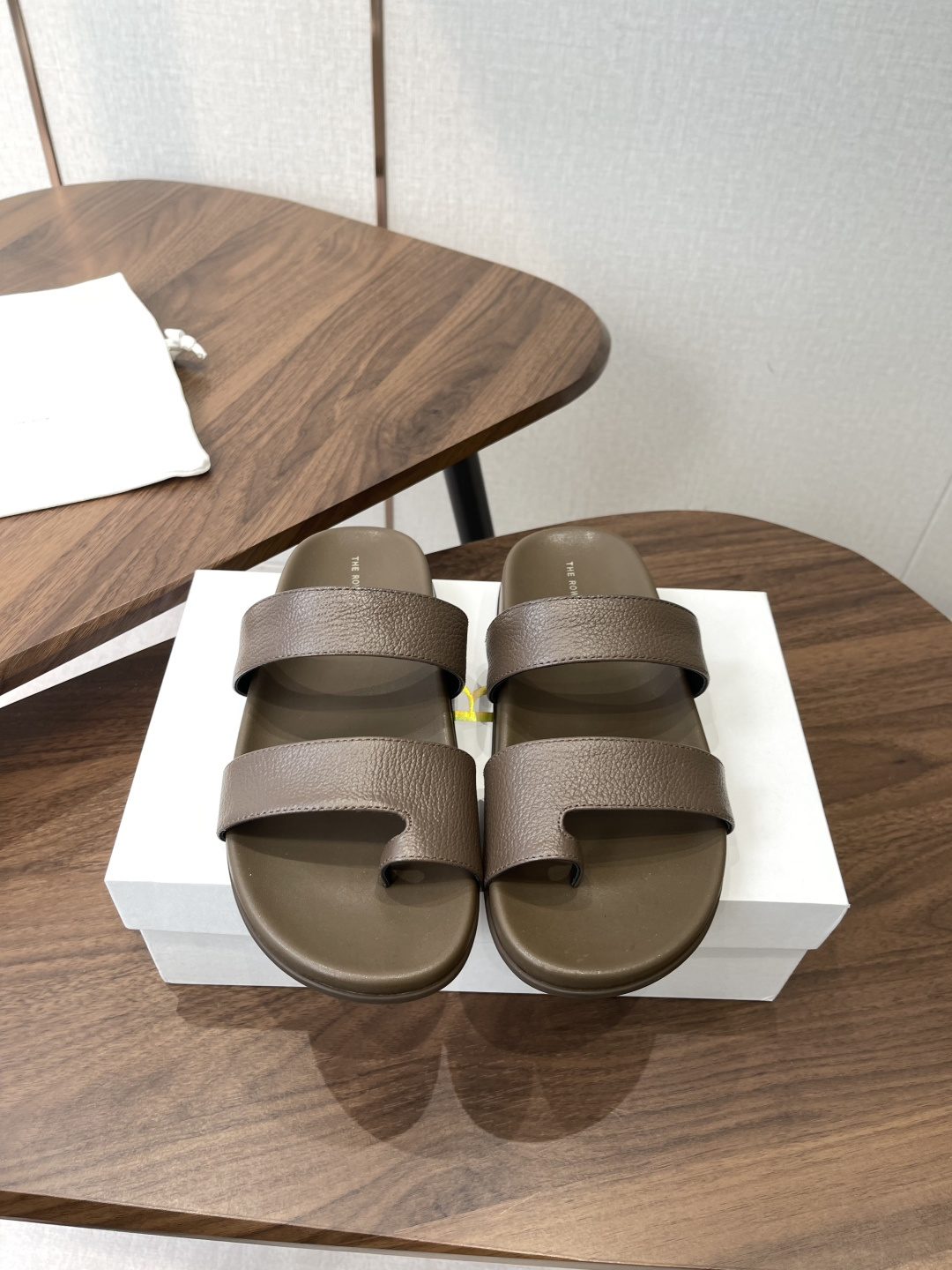 NO:901406,The new The Row toe strap slippers made in Wanguan are worth recommending this summer. Many Internet celebrity bloggers are wearing them. They focus on high quality and have been imitated but the quality has never been surpassed. It seems to be very simple. The materials, details and craftsmanship are very important. At first glance, this shoe feels very simple and inconspicuous. In fact, it goes well on the feet. It is casual, simple and generous. The overall shoe is very soft and does not rub the feet. Simple and versatile~ Fabric: imported calfskin. Lining: whole sheepskin for foot pads. The foot feels very good and soft.  Outsole: original molded rubber outsole, continuing the minimalist style, using a full leather package production process, very soft and skin-friendly, don't worry about the foot feel at all, the most important thing is comfort, those who have high requirements for foot feel can definitely buy it. Size 35-40 (40 customized), split-toe shoes, slippers, cowhide, sheepskin19860909莞产新款The Row脚趾一字带拖鞋 这是一款今年夏天值得推荐的,众多网红博主纷纷在穿,专注高品质一直被模仿但品质从未被超越,看着好像很简单材料细节工艺很重要 第一眼看到这个鞋子给人感觉很简单不起眼,其实上脚挺不错,休闲简约大方整体鞋子非常柔软不磨脚.简约百搭款~ 面料:进口小牛皮 内里:垫脚全羊皮,脚感非常好,软绵绵的, 大底:原版模具橡胶大底 延续了一贯极简风格,采用全真皮套包制作工艺,非常柔软亲肤,脚感方面完全不可担心,重要是舒适对脚感要求高的可以必眼入它 尺码35-40（40定做）,分趾鞋,slippers,cowhide,sheepskin,Women's Shoes