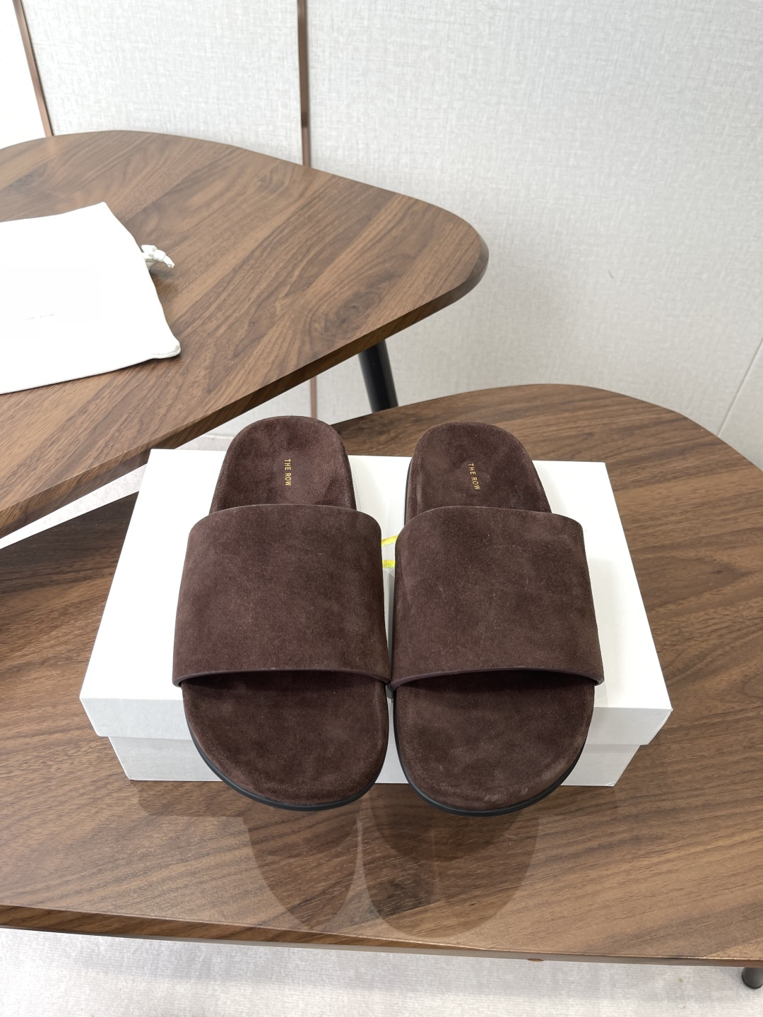 NO:901402,The Row's new retro slippers made in Wanguan. When I first saw these shoes, I felt they were inconspicuous. They were very simple without too many decorations, but they had a bit of retro flavor and were cute and cute. They look great with any combination!  Consistently minimalist style, without any logo embellishment,  The whole pair of shoes seems to be quite simple, but the process is actually very difficult. It uses an all-genuine leather last production process. The hand-painted hem technology and materials are very important. Poor oil hems will burst after wearing them. We only make high-end and the best. They are made by old masters. The production capacity is not much in a day and they are super waste. They are comfortable and soft to wear on the bare feet and are skin-friendly. You don’t have to worry about the foot feel. It is necessary to wear it well. If you don’t wear it, you won’t want to take it off. It’s a style that you don’t want to take off. If you have high requirements for foot feel, close your eyes and put it into it.  Simple and versatile~ The fabric is imported calf suede, with a delicate and soft feel. The lining is imported full-grain mixed sheepskin. The midsole and foot mattress are all made of imported calf suede. The outsole is original open-molded rubber outsole that is non-slip and wear-resistant. Sizes 35-40 (40 customized), slippers, slippers, sheepskin19860909莞产The Row新款复古拖 第一眼看到这个鞋子感觉不起眼,没有过多的装饰很简单,但带有点复古味呆萌可爱随意搭配都好看！一贯极简风格,没有任何logo点缀, 整双鞋子看似挺简单其实工艺很难,采用全真皮套楦制作工艺,手工油边技术材料非常重要,差的油边穿着不久就会爆裂,我们只做高端要做就做最好,出自老师傅制作,一天下来产能不多超级废料,上脚裸穿舒适柔软亲肤,脚感方面完全不可担心,好穿是必须的,穿若无穿的上脚体验,穿上就不想脱的款,对脚感要求高的闭眼入它 简约百搭款~ 面料进口小牛反绒,手感细腻柔软 内里进口全粒面混种羊皮 中底脚床垫脚都采用进口小牛反绒 大底 原版开模橡胶大底防滑耐磨 尺码35-40（40定制）,拖鞋,slippers,sheepskin,Women's Shoes