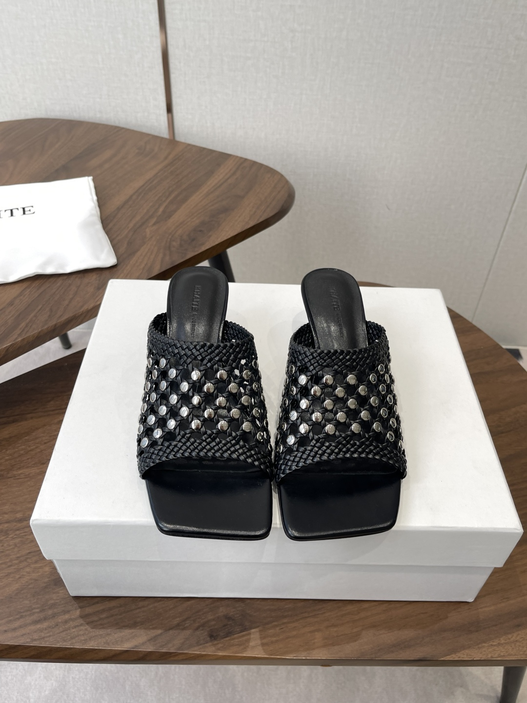 NO:901398,Khaite 26s square-head button braided sandals, versatile and easy to wear. No matter what style of clothes you wear, you can easily control it and instantly become intellectually elegant. Buy it for the goddess. The upper is over 1,000 yuan. The lining is imported sheepskin. The outsole is genuine leather. Size#35-40 (40 orders are not returnable), high heels and slippers, high heels, slippers, sheepskin, Leather soles19860909Khaite 26s 方头钮钉编织凉拖,百搭好穿 不管是什么风格的衣服都能轻松驾驭穿上瞬间知性优雅,女神款买它 鞋面超仟 内里进口羊皮 大底真皮大底 Size#35-40（40订做不退换）,高跟鞋拖鞋,high heels,slippers,sheepskin,Leather soles,Women's Shoes