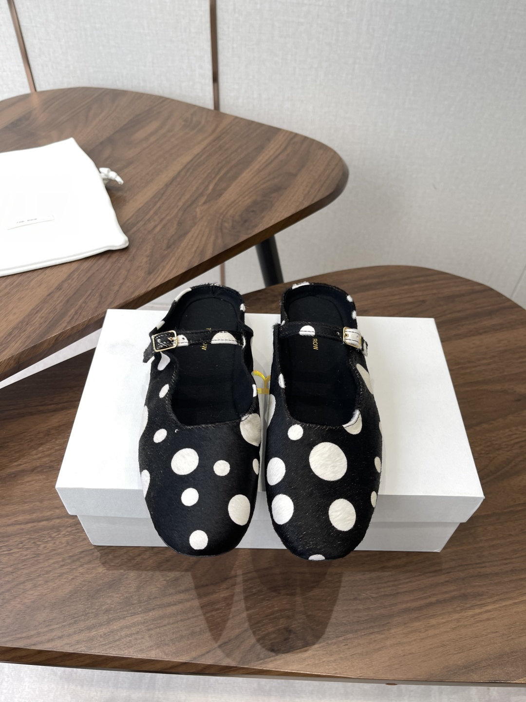 NO:901394,THE ROW 26ss spring and summer new round-toe flat shoes, half-pack slippers, mules. These mules are from 'TR' high-end shoes. They are made of natural horse hair and are soft to the touch. The square toe design is simple and elegant, and the minimalist style is perfect! The insole is printed with the brand logo, which gives a full sense of brand identity. The flat bottom + hollow thin straps are easy and stable to put on and take off, and are suitable for daily commuting or leisure. The overall design is low-key and elegant, and can be easily matched with various clothing, and you can easily get a high-end look! Fabric horse hair  Outsole original molded rubber sole size 35-39 (.40.41 custom-made and non-returnable), semi-trailers, flats, slippers19860909THE ROW 26ss春夏新款圆头平底鞋半包拖鞋穆勒鞋 这款穆勒鞋来自'TR”高端鞋,采用天然马毛材质,触感柔软,方头设计简约大气,极简风格满分!鞋垫印有品牌logo字样,品牌身份感十足.平底+中空细带,穿脱方便又稳固,日常通勤或休闲都很适合.整体设计低调优雅,轻松搭配各种服饰,轻松get高级感穿搭! 面料马毛 大底原版开模橡胶底 size35-39（.40.41订做不退换）,半拖,flats,slippers,Women's Shoes