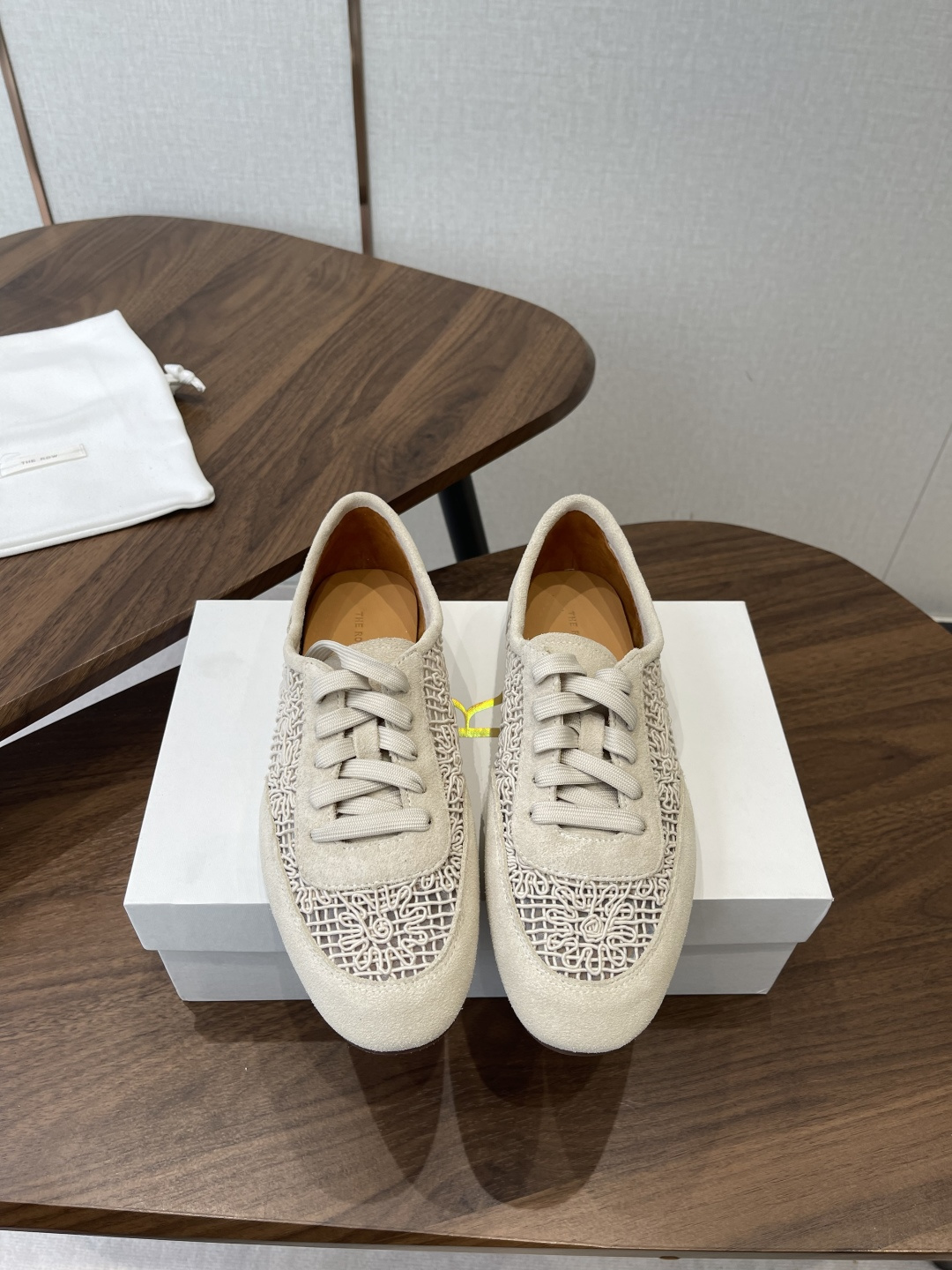 NO:901390,The row 26ss classic woven surface casual shoes made in Wanguan are new products. The smart charm of crochet is integrated into daily life, and the classic silhouette of dance shoes is depicted with modern brushwork!  Drawing inspiration from classic Japanese shoes, the rounded toe is embellished on the upper, simple but not complicated, suitable for a variety of styles, smart and fashionable in every step. Size#35-40 (40 made to order, non-returnable), casual shoes/sports shoes, sneakers19860909莞产The row 26ss 经典编织面休闲鞋 新品 以钩花的灵动意韵融于日常,以现代笔触刻画舞鞋经典轮廓！ 从经典日式鞋履汲取灵感,圆润鞋头点缀于鞋面,简而不繁适合多种造型,步履之间灵动时髦. Size#35-40（40 定做不退换）,休闲鞋/运动鞋,sneakers,Women's Shoes