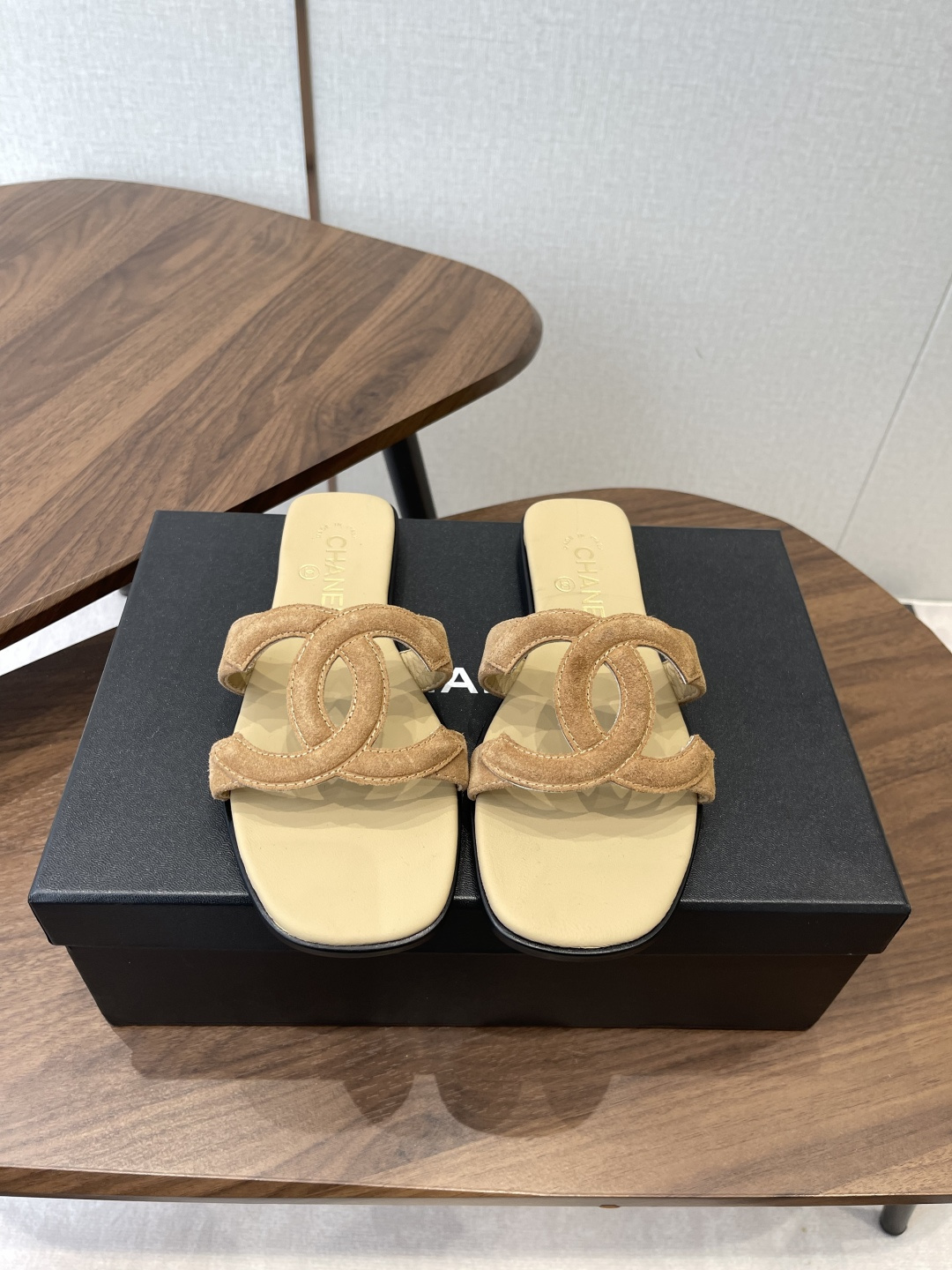 NO:901388,(Official website sync box packaging) Chanel Xiaoxiang 26ss spring and summer new holiday sheepskin lazy slippers A new design of Xiaoxiang The upper is matched with double C Logo. It is simple and versatile and looks super beautiful no matter how you look at it. The upper is made of imported sheepskin. The inner lining is sheepskin. The outsole is Italian genuine leather. Size#35-41 (40 41)  Customized (non-refundable), slippers, chanel, slippers, sheepskin, Leather soles19860909（官网同步盒包装） Chanel 小香 26ss 春夏新品度假 羊皮 懒人拖 小香的一款全新设计 鞋面搭配双C Logo 简约百搭上脚超级美的 怎么看都超美 鞋面采用进口羊皮 内里垫脚羊皮 大底意大利真皮大底 Size#35-41（40 41 订做不退换）,拖鞋,chanel,slippers,sheepskin,Leather soles,Women's Shoes