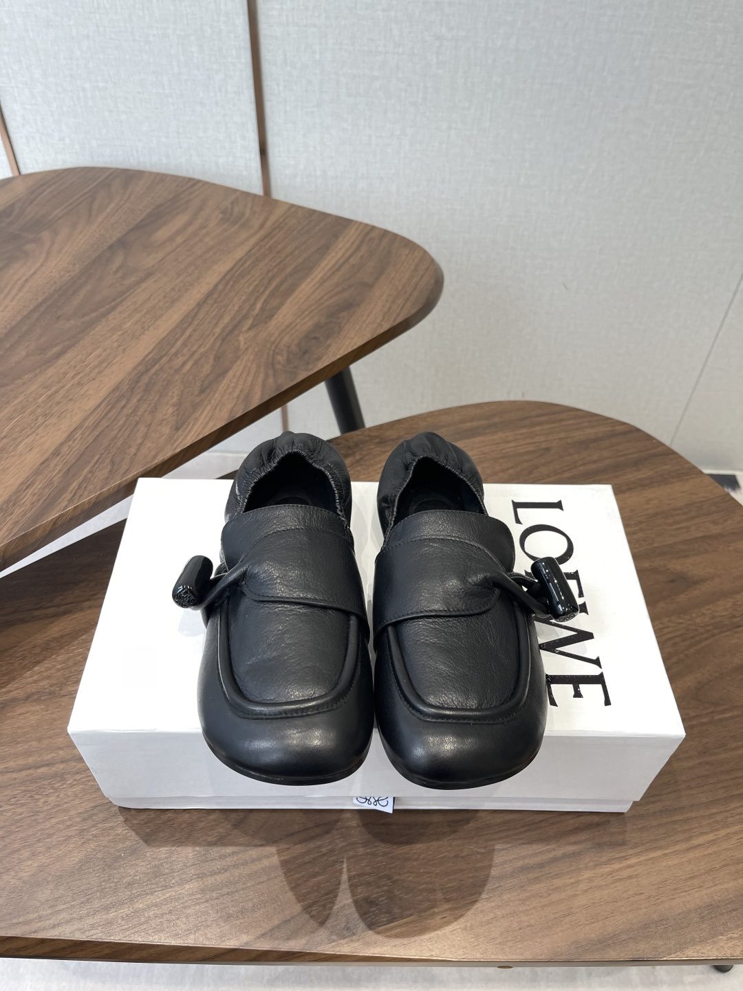 NO:901425,LOEWE's latest 26 early spring loafers series... Yang Mi's same style of simple square and round toe pleated craft shoes without any complicated decorations, pure and minimalist, comfortable without losing the retro literary and artistic temperament, worth buying. No matter how fashion changes, loafers have always been one of our must-have shoes. The simple and thoughtful shoe design is very suitable for daily wear with a British style!  Fabric: Original custom cowhide wrinkle process Lining: Original custom sheepskin Foot pads: Original custom cowhide Outsole: Original outsole Size: 35-39 (40 customized) Packaging: Original full set of packaging, loafers, loewe, loewe, loafers, cowhide, sheepskin19860909LOEWE罗意威26早春最新乐福单鞋系列…… 杨幂同款简约方圆头折皱工艺单鞋 没有任何繁杂装饰,纯粹极简,舒服又不失复古文艺气质,值得入手 无论时尚怎么变,乐福鞋一直是咱们的必入款之一 简约而又有心机的鞋款设计,非常适合日常穿搭有点英伦风的调性！ 面料: 原版定制牛皮折皱工艺 内里: 原版定制羊皮 垫脚: 原版定制牛皮 大底: 原版大底 码数: 35-39（40定制） 包装: 原版全套包装,乐福鞋,loewe,loewe,loafers,cowhide,sheepskin,Women's Shoes