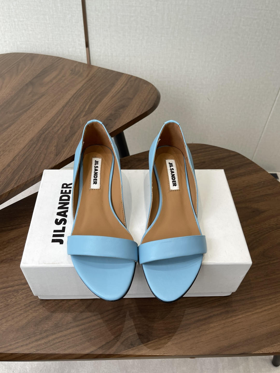 NO:901420,Jil sander new Muller wedge sandals, minimalist fried chicken, soft, comfortable and fashionable, a must-have item that you must not miss, no complicated decorations, excellent vintage texture, original customized cowhide material # genuine leather outsole Size #35-40 (40 customized non-returnable), sandals, jil sander, jil sander, sandals, cowhide, Leather soles19860909Jil sander 吉尔桑达 新款穆勒 坡跟凉鞋 极简主义炒鸡柔软舒适时髦精绝对不能错过的必入款,没有任何繁杂装饰,质感极好的vintage感 原版定制牛皮材质# 真皮大底 Size#35-40（40定做不退换）,凉鞋,jil sander,jil sander,sandals,cowhide,Leather soles,Women's Shoes