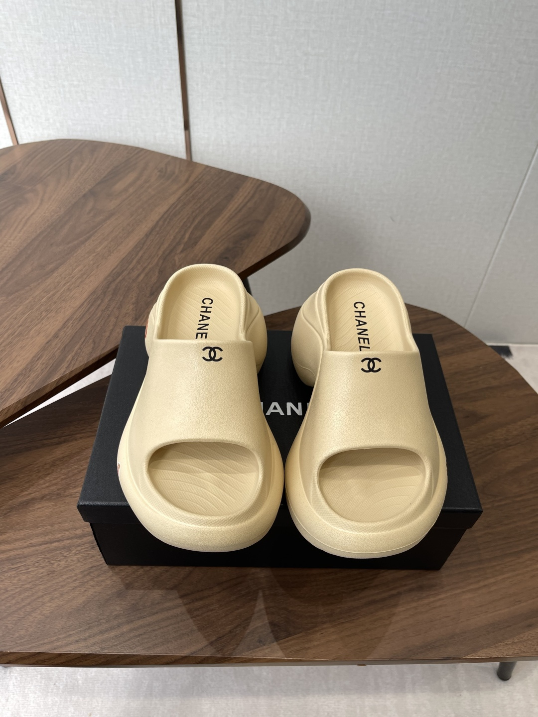 NO:816150,(One size larger) chanl 26ss popular style thick-soled slippers with no sense of design. They are really attractive. The more I look at them, the more I like them!  The good news for short babies can directly lengthen their body proportions!  !  The shoe body is soft and comfortable, the sole is wear-resistant and non-slip - and each color is very versatile. It is really suitable for this spring and summer. The original EVA upper is one-piece, the original rubber outsole, the heel height is 9cm, Size#35-40 (40 custom-made), slippers, chanel, slippers19860909（偏大一码）chanl 26ss爆款没计感一字厚底拖鞋 爆真的是很耐看越看越喜欢！矮个子宝宝的福音直接拉长身材比例！！ 鞋身柔软舒适,鞋底耐磨防滑-而且每个颜色都非常百搭.真的太适合这个春夏  鞋面原版EVA一体成型 原版橡胶大底 跟高9cm Size#35-40（40定做）,拖鞋,chanel,slippers,Women's Shoes