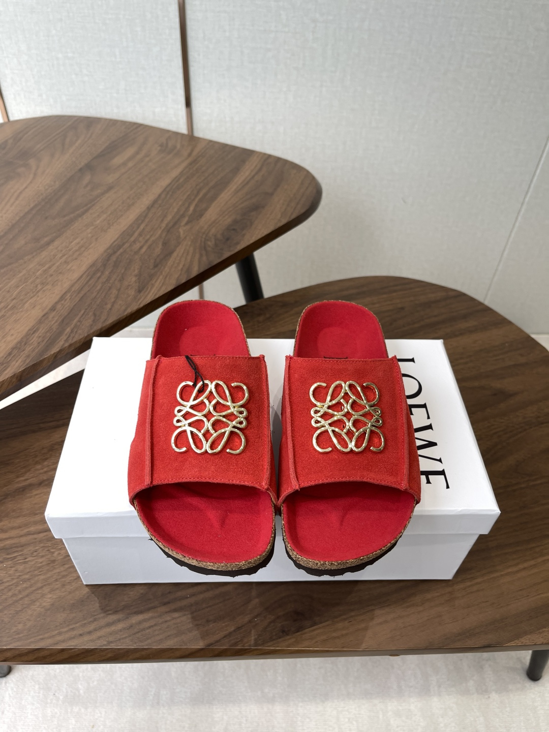 NO:901410,LOEWE 26ss Spring and Summer Series Couple Style I was attracted by this brand of slippers as soon as they came out. It took me a long time to find the goods through purchasing. It is really hard to find a pair of shoes. They are really good-looking. My sisters made them for me. Material cork footbed EVA bottom + cow anti-suede lining, Size #Female 35-40 (40 is custom-made and non-returnable) #Male 39-44, slippers, loewe, slippers19860909LOEWE 26ss 春夏系列 情侣款 拖鞋这个品牌刚出我就心动了 代购找很久才买到货,真的一鞋难求,真的超级好看,姐妹们给我冲 材料软木鞋床EVA底+牛反绒面牛里, Size#女35-40（40定做不退换） #男39-44,拖鞋,loewe,slippers,Women's Shoes