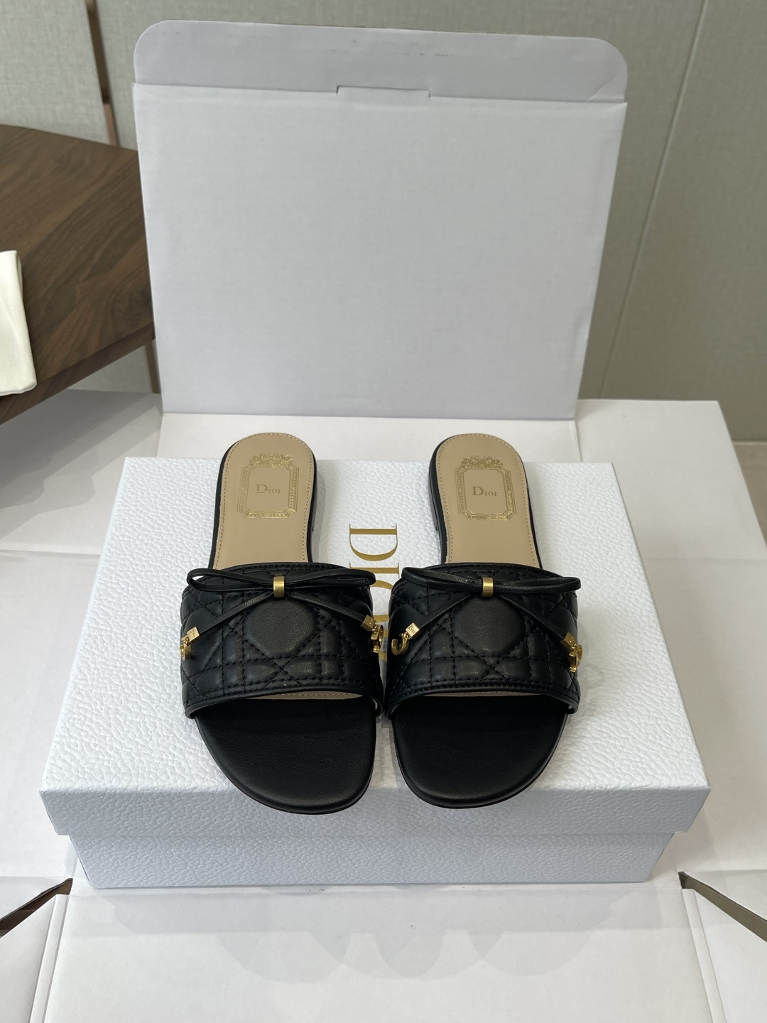 NO:901405,Dior26ss sandals reinterpret the classic item with a modern style. The upper is carefully crafted with sheepskin stitching and is decorated with the Christian Dior Paris logo. The upper is decorated with small buckles to show the fashionable style. The lucky star Italian leather outsole and 5cm cylindrical heel design are more exquisite and fashionable. Size#35-42 (40 41 42 custom-made and non-returnable), slippers, dior, slippers, sheepskin, Leather soles19860909Dior26ss凉拖融入现代风格重新诠释经典单品. 采用羊皮缝线精心高密度鞋面 鞋面饰以Christian Dior Paris标志,搭配小饰扣彰显时髦风范. 幸运星意大利真皮大底, 5cm圆柱形鞋跟设计,更显精致时尚 Size#35-42（40 41 42订做不退换）,拖鞋,dior,slippers,sheepskin,Leather soles,Women's Shoes