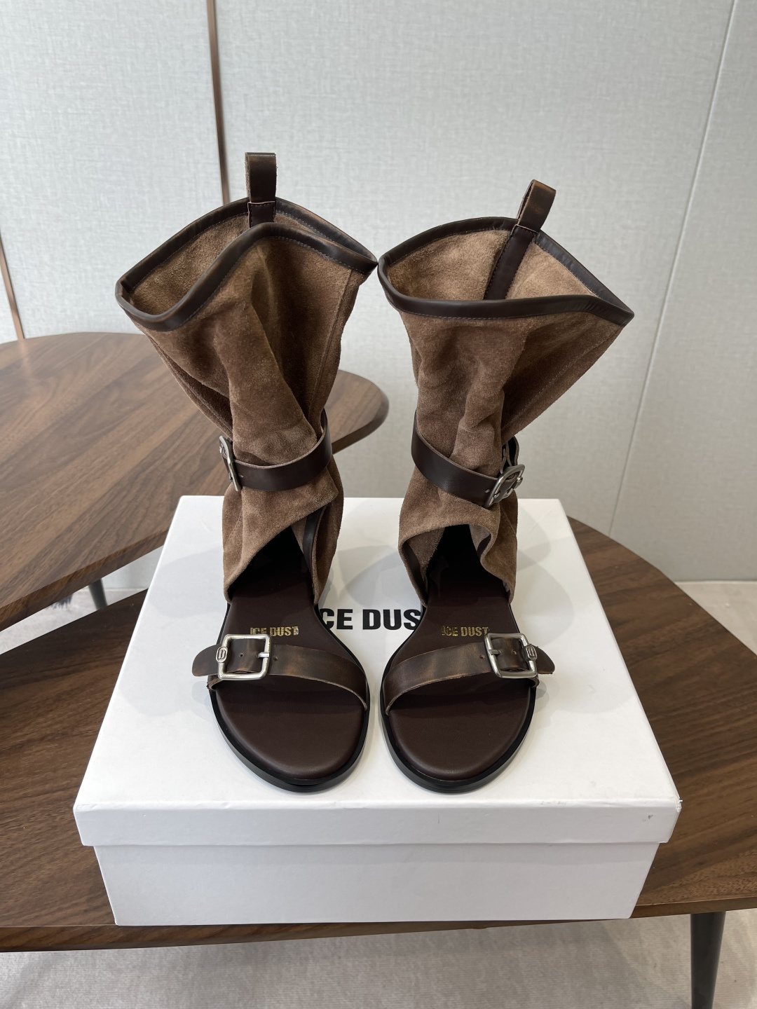NO:901382,ice dust26 spring and summer fashionable items, piles of old sandals, loose leg circumference to cover the calves, a pair of sandals that can be stuffed into any pants, cool and stylish, very good-looking. Materials The upper is made of soft high-mercerized smooth cow suede with rubbed cowhide leather outsole. Original molded brushed outsole size 35-39 (order 40), boots, boots, cowhide, chamois leather19860909ice dust26春夏时髦单品,做旧堆堆凉靴,宽松腿围遮小腿,一双可以塞一切裤子的凉靴,酷飒有范儿,很好看. 材料鞋面使用柔软高丝光胎牛麂皮搭配 擦色牛皮 大底原版一致开模拉丝车线大底尺码35-39（40订）,靴子,boots,cowhide,chamois leather,Women's Shoes