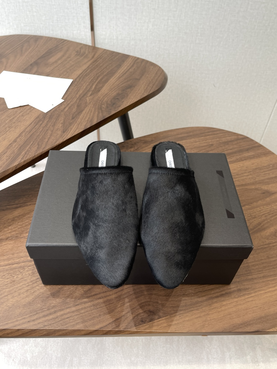 NO:901373,Chirsten26 spring and summer ultra-modernist lanugo pointed toe series of single shoes with empty back slippers!  This modern style sandal is eye-catching. The breeze blows gently, and every step under the foot should be light and comfortable. The pointed toe adds a bit of playfulness and femininity to the whole pair of shoes. The leather outsole and flat design cleverly balance comfort and fashion. The upper is made of cow horse hair and silver electroplating. The sole is leather outsole. Size#35-40 (customized for 40, non-refundable), half drag, sandals, slippers, Leather soles19860909Chirsten26春夏超现代主义胎毛尖头系列单鞋后空拖鞋！ 这款现代风格凉鞋醒目吸睛,微风轻轻吹过,脚下的每一步都应该轻盈而自在. 尖头部分更是为整双鞋子增添了几分俏皮与女人味. 真皮大底和平很的设计则巧妙地平衡了舒适与时尚 鞋面胎牛马毛、银色电镀 鞋底真皮大底 Size#35-40（40定做不退换）,半拖,sandals,slippers,Leather soles,Women's Shoes