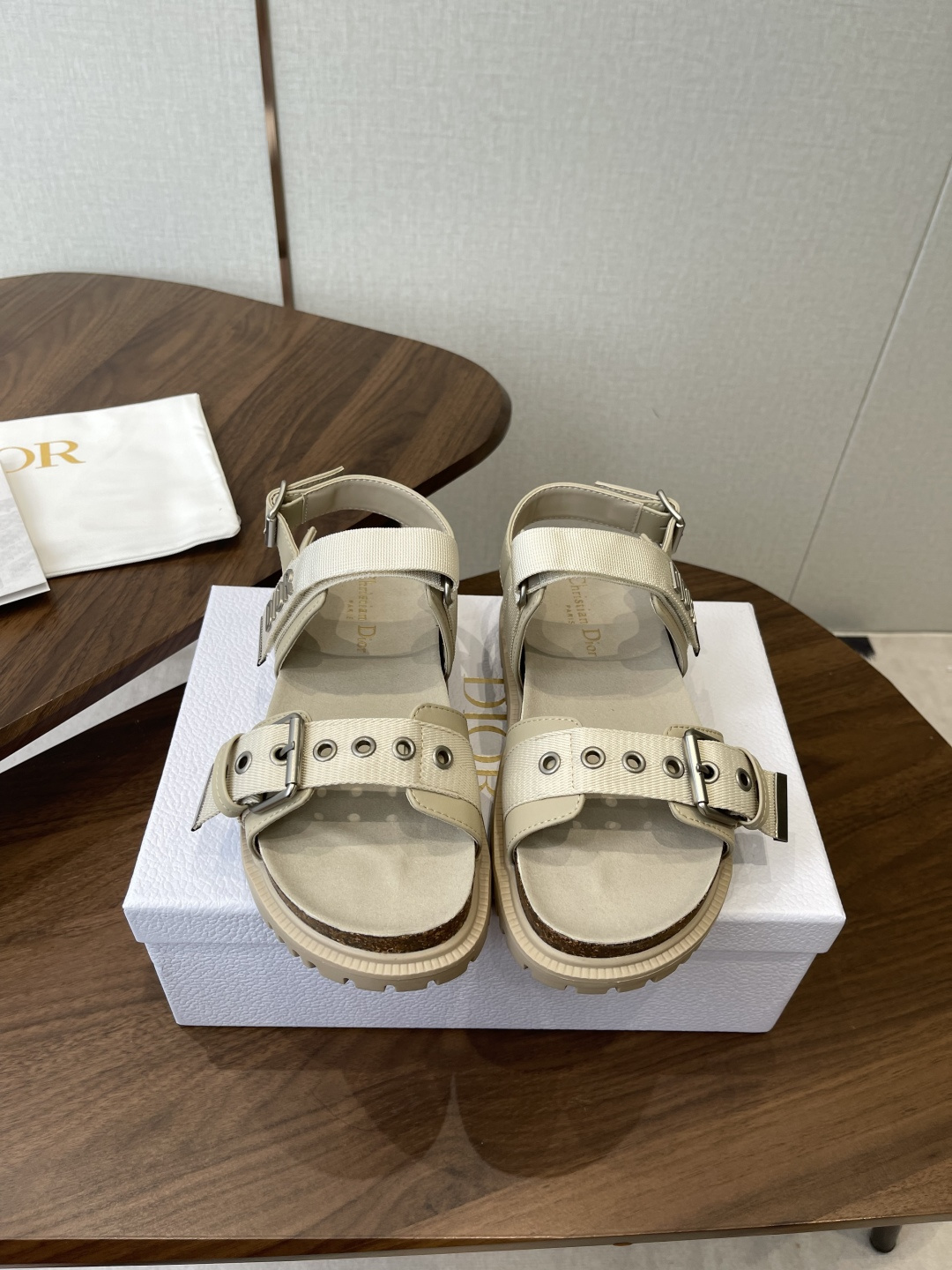NO:901369,Sandals Slippers Dior 26ss Latest model for spring and summer Ultra-light sandals Hawaiian beach sports slippers Official top quality Be the first to log in Multi-color on sale Matching sizes Comes with gift box packaging New in stock Double-strap thick-soled slippers, ultra-light on the feet, versatile, fashionable and photogenic!  It is a must-have for daily travel and home. You can wear it however you like regardless of the occasion. The color is super nice!  No fear of any dress code Size35-41 (customized for 40 and 41), slippers, sandals, dior, sandals, slippers19860909凉鞋 拖鞋 Dior 26ss 春夏最新款 超轻凉拖 夏威夷沙滩运动拖鞋 官顶级品质 抢先登陆 多色开售 码数吻合 配礼盒包装 现货上新 双带厚底拖鞋、超轻上脚、 百搭款时尚上镜！ 日常出行、居家必备拖也可、不挑场合喜欢怎么穿就怎么穿、 颜色超好看！无惧任何着装要求 Size35-41（40、41定制）,拖鞋凉鞋,dior,sandals,slippers,Women's Shoes