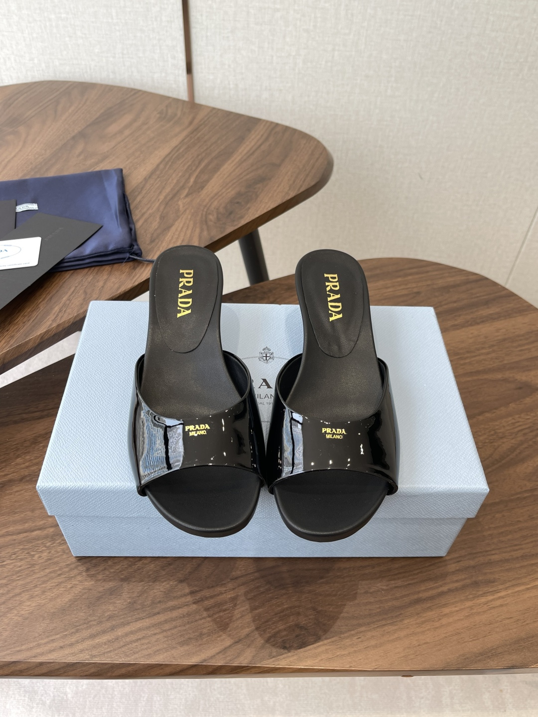 NO:901364,Prada26ss lazy slippers are made of high-gloss patent leather, feel soft and comfortable, and are very comfortable to wear. The double-strap design is simple and elegant, and can show a sense of fashion when matched with any clothing. Moreover, these slippers are also available in a variety of colors, whether it is fresh pink or classic black, they can be easily matched with different styles. Material: Patent leather Outsole: Original customized rubber outsole Size: 35-40 (40 customizations are non-refundable), high heels and slippers, prada, high heels, slippers19860909Prada26ss懒人一字拖鞋 高光漆皮材质,手感柔软舒适,穿着起来非常舒服.双带设计简约大方,搭配任何服装都能展现出时尚感.而且这款凉拖鞋还有多种颜色可选,无论是清新的粉色还是经典的黑色都能轻松搭配出不同的风格. 材质:漆皮 大底:原版定制橡胶大底 码数:35-40（40定制不退换),高跟鞋拖鞋,prada,high heels,slippers,Women's Shoes