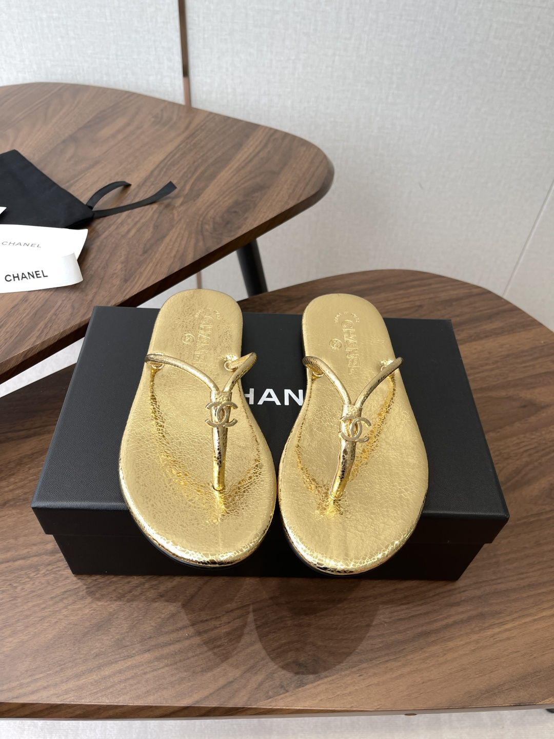 NO:901361,Chanel26SS new style flip-flops for early spring Double C flip-flops｜Spring and summer dressing magic classic double C elements + minimalist flip-flops design, full of high-end feel, soft sole upper, comfortable on the feet without grinding, no burden for long-term wear. 3 colors are available for all styles, the gilded style is noble and popular, the milky white style is gentle and versatile, and the classic black will never go out of style.  For beach, daily life and commuting, one pair will take care of you all spring and summer, with both appearance and comfort, you can close your eyes without stepping on thunder. Sheepskin upper, sheepskin lining, rubber outsole, size 35-41 (customized sizes 40 and 41 are non-returnable), split-toe shoes, chanel, sheepskin19860909Chanel26SS早春新款夹脚凉拖 双C夹脚凉拖｜春夏穿搭神器经典双C元素+极简夹脚设计,高级感拉满,软底鞋面,上脚舒适不磨脚,久穿无负担.3种配色承包所有风格鎏金款贵气炸场,奶白款温柔百搭,经典黑永不过时. 海边、日常、通勤,一双承包你整个春夏,颜值与舒适感双在线,闭眼入不踩雷. 鞋面羊皮 内里羊皮 大底橡胶大底 size35-41码（40、41码定制不退换）,分趾鞋,chanel,sheepskin,Women's Shoes