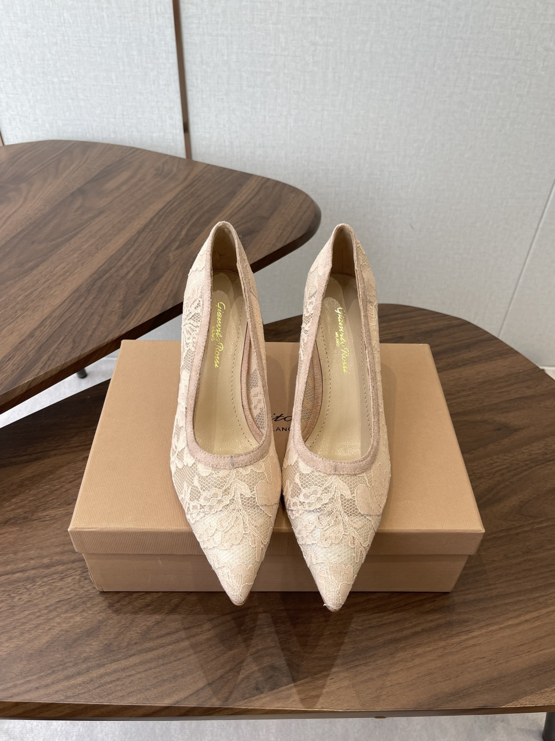 NO:901352,Gianvito Rossi's spring/summer 26 pointed toe, stiletto, single shoes inherit its traditional Italian craftsmanship, focus on exquisite details, and create an elegant and feminine look. Each pair of Rossi's women's shoes will take the proportion of women's curves into consideration before designing. Secondly, on the basis of inheriting elegance, it is also younger and more fashionable, using mesh and flash diamond designs to create fashionable charm!  Customized lace mesh upper, sheepskin lining, genuine leather outsole imported from Italy, heel height 8.5cm 2cm, Size#34-42 (34 40 41 42 customized, non-returnable), high heels, high heels, sheepskin, Leather soles19860909吉安维托·罗西Gianvito Rossi 26春夏 尖头 细跟 单鞋 秉承了其传统意大利工艺,专注精巧细节,打造优雅女人味,每一双罗西的女鞋在设计之前都会将女性曲线比例考虑在先. 其次在继承了优雅的基础上,也更加年轻时髦,以网纱和闪钻设计塑造时尚魅力！ 鞋面定制蕾丝网面 内里垫脚羊皮 意大利进口真皮大底 跟高8.5cm 2cm Size#34-42（34 40 41 42定做不退换）,高跟鞋单鞋,high heels,sheepskin,Leather soles,Women's Shoes