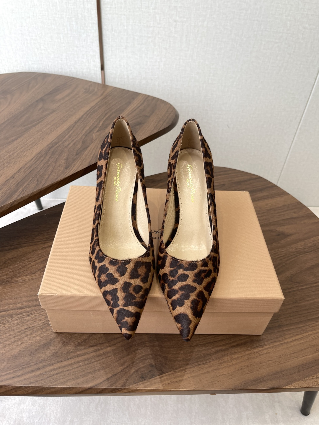 NO:901356,Gianvito Rossi's spring/summer 26 pointed toe, stiletto, single shoes inherit its traditional Italian craftsmanship, focus on exquisite details, and create an elegant and feminine look. Each pair of Rossi's women's shoes will take the proportion of women's curves into consideration before designing. Secondly, on the basis of inheriting elegance, it is also younger and more fashionable, using mesh and flash diamond designs to create fashionable charm!  The upper is made of imported suede/cowhide, the lining is sheepskin, and the genuine leather outsole imported from Italy has a heel height of 8.5cm and 2cm.19860909吉安维托·罗西Gianvito Rossi 26春夏 尖头 细跟 单鞋 秉承了其传统意大利工艺,专注精巧细节,打造优雅女人味,每一双罗西的女鞋在设计之前都会将女性曲线比例考虑在先. 其次在继承了优雅的基础上,也更加年轻时髦,以网纱和闪钻设计塑造时尚魅力！ 鞋面采用进口麂皮 /牛皮 内里垫脚羊皮 意大利进口真皮大底 跟高8.5cm 2cm Size#34-42（34 40 41 42定做不退换）,高跟鞋单鞋,high heels,cowhide,sheepskin,chamois leather,Leather soles,Women's Shoes