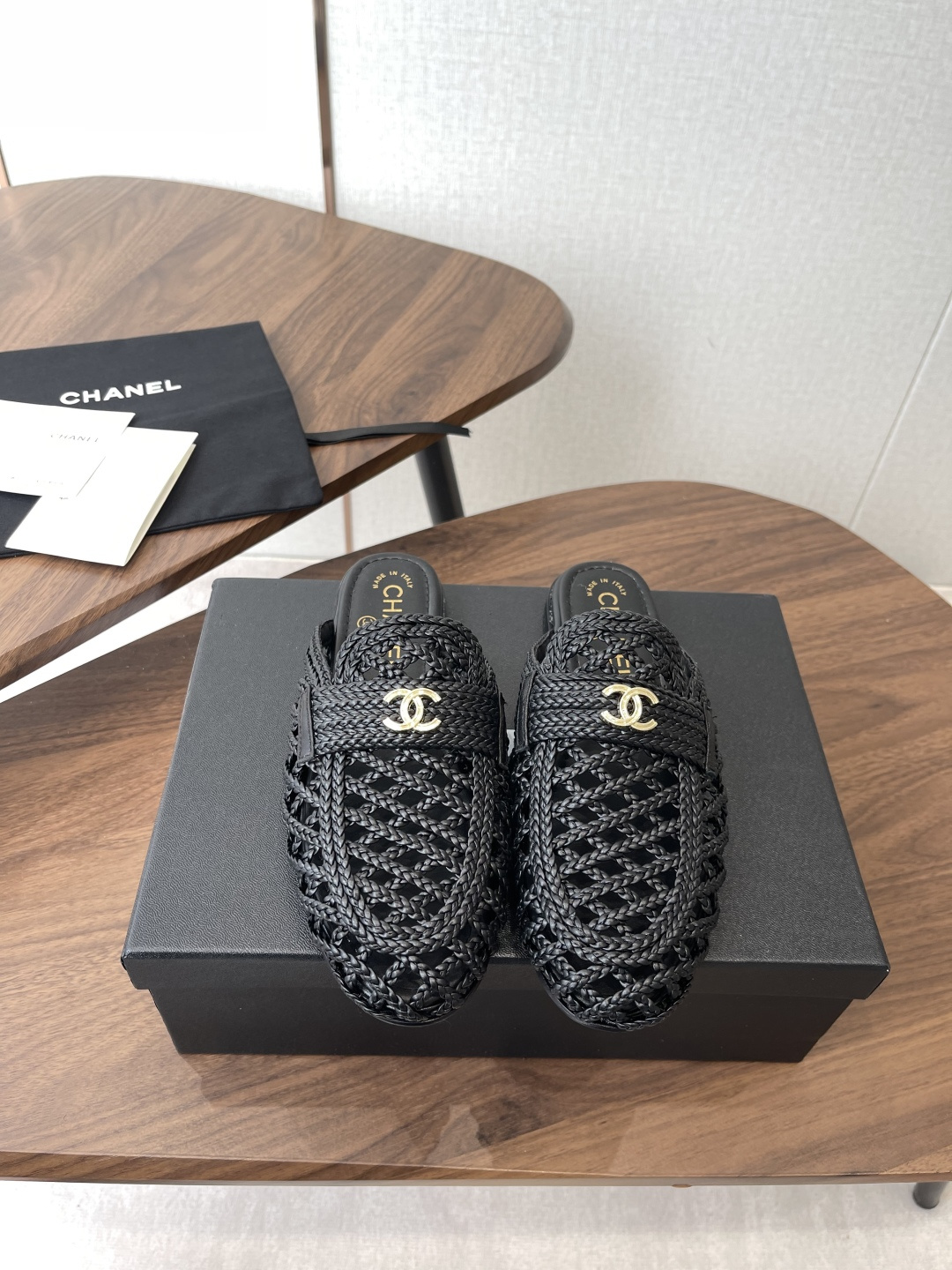 NO:901348,Half slippers, single shoes, Chanel Xiaoxiang 26ss, spring and summer new arrivals, woven lazy slippers, single shoes, a new design of Xiaoxiang. The upper is purely hand-woven and decorated with double C hardware. It is simple and versatile and looks super beautiful no matter how you look at it. Woven upper, sheepskin lining, outsole, Italian genuine leather outsole Size #35-41 (40 41  Custom-made (non-refundable), loafers and half slippers, chanel, loafers, sheepskin, Leather soles19860909半拖 单鞋 Chanel 小香 26ss 春夏新品度假 编织懒人拖 鞋、单鞋 小香的一款全新设计 鞋面纯手工编织搭配双C五金装饰 简约百搭上脚超级美的 怎么看都超美 鞋面编织 内里垫脚羊皮 大底意大利真皮大底 Size#35-41（40 41 订做不退换）,乐福鞋半拖,chanel,loafers,sheepskin,Leather soles,Women's Shoes