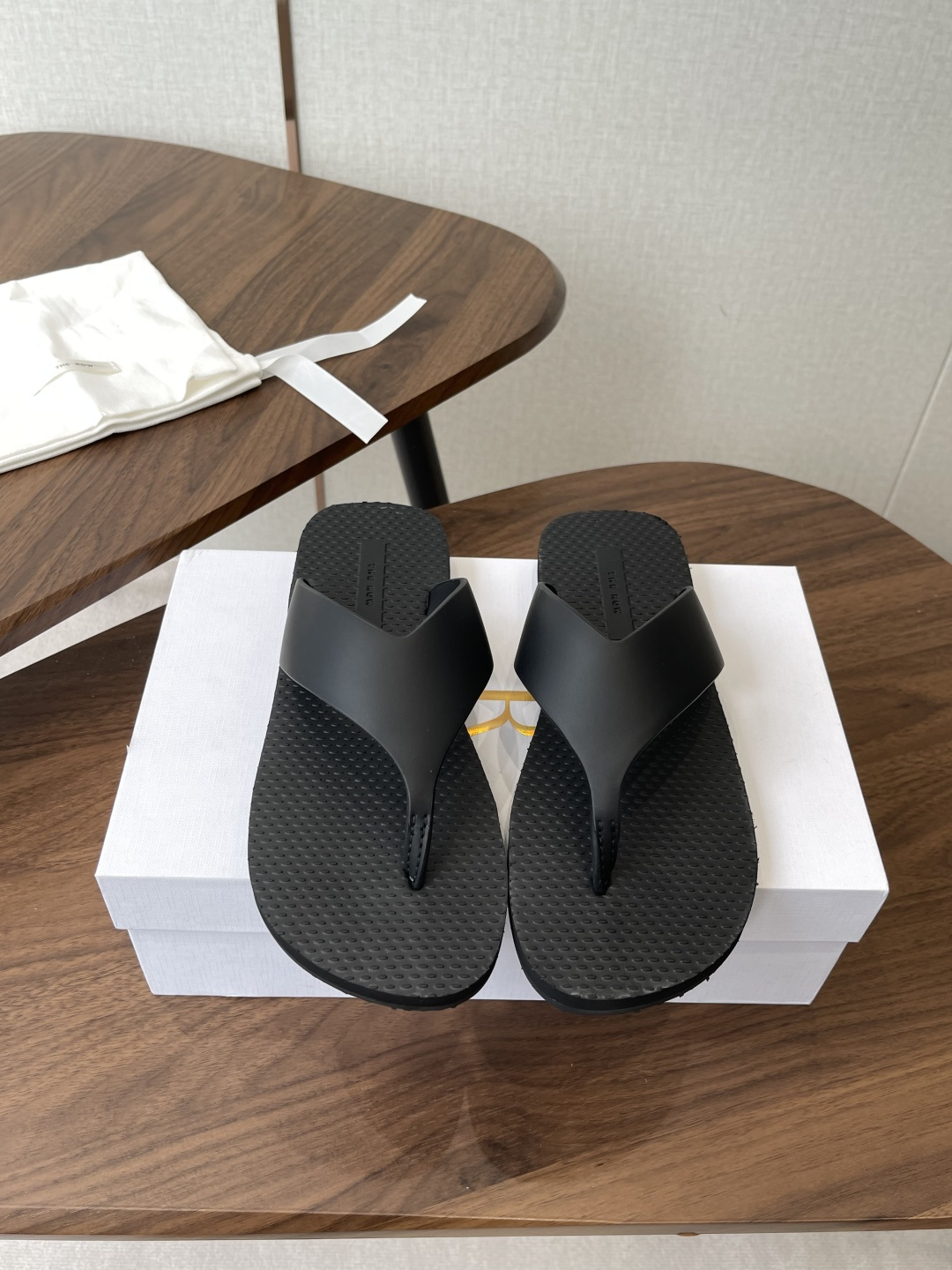 NO:901342,New 26ss The Row flip-flops. At first glance, these shoes look very simple and inconspicuous. In fact, they look good on the feet, are soft and comfortable!  Upper layer of cowhide, lining of water-dyed cowhide, outsole with exclusive one-to-one molding of EVA and rubber backing, clear logo, definitely not the market laser logo version, code number 35-41 (customized for 40, 41), split-toe shoes, slippers, cowhide19860909新款 26ss The Row夹脚拖鞋 第一眼看到这个鞋子给人感觉很简单不起眼,其实上脚很好看,柔软舒适！ 鞋面头层牛皮 内里水染牛皮 大底独家开模一比一EVA加橡胶底片,logo清晰,绝非市场激光logo版本 码数35-41（40、41定做）,分趾鞋,slippers,cowhide,Women's Shoes