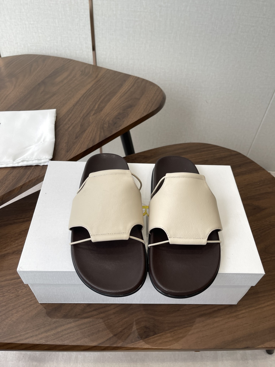 NO:901383,The Row26ss new early spring minimalist one-line sandals, classic square strap + thin strap structure, wide main strap, stable and elegant, thin straps embellished with exquisiteness, the top of the foot instantly elongates the leg shape, making the feet thin and white, the yellow and black leather is not stepped on when you close your eyes!  The milky apricot color is gentle and healing, the off-white color is clean and refreshing, and the black color is cool and versatile. Whether it is commuting, vacationing or daily outings, it can perfectly suit your outfit. No matter the shape of your feet!  It can be perfectly accommodated for wide feet and fleshy feet. The open toe design is refreshing and breathable. You will no longer have to worry about stuffy and sweaty feet when wearing it in summer. Calfskin upper, mixed sheepskin lining, rubber outsole, size 35-40 (customized size 40 is non-refundable), slippers, slippers, cowhide, sheepskin19860909The Row26ss早春新款极简一字凉拖 经典方带+细带结构宽幅主带稳重大气,细带点缀精致感,上脚瞬间拉长腿型,显脚瘦又显白,黄黑皮闭眼入都不踩雷！奶杏色温柔治愈、米白色干净清爽、黑色酷飒百搭,不管是通勤、度假还是日常出街,都能完美适配你的穿搭. 不挑脚型！宽脚、肉脚都能完美包容,露趾设计清爽透气,夏天穿再也不怕闷脚汗脚了. 鞋面小牛皮 内里混种羊皮 大底橡胶大底 size35-40码（40码定制不退换）,拖鞋,slippers,cowhide,sheepskin,Women's Shoes