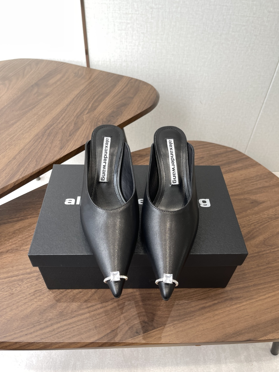 NO:901379,Alexander Wang pointed toe diamond ring buckle mules are a commuting artifact that is welded exquisitely to the feet. The pointed toe modifies the shape of the legs, and the diamond buckle details are full of black and white colors to cover all your dressing scenes. The upper foot is effortlessly fashionable. Material cowhide lining sheepskin outsole Genuine leather outsole Size 35-40 (customized in 40), half drag, cowhide, sheepskin, Leather soles19860909Alexander Wang 尖头钻戒饰扣穆勒鞋 把精致焊在脚上的通勤神器 尖头修饰腿型,钻扣细节拉满 黑白两色承包你所有穿搭场景 上脚就是毫不费力的时髦感 材料牛皮内里羊皮 大底真皮大底 码数35-40（40定制）,半拖,cowhide,sheepskin,Leather soles,Women's Shoes