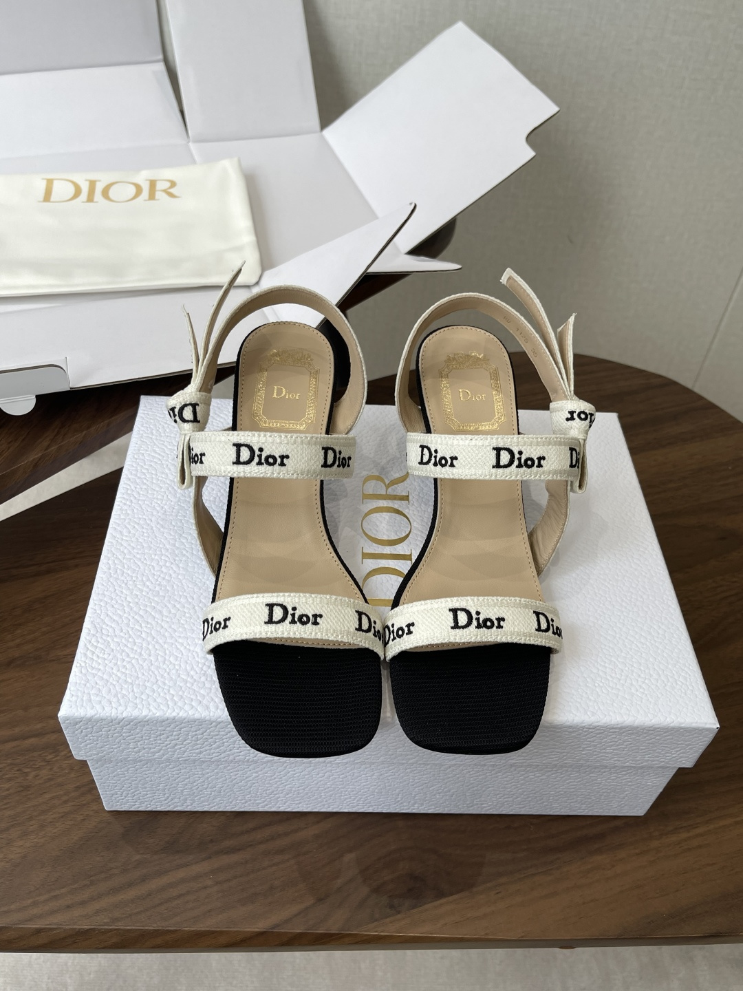 NO:784167,DIOR webbing sandals Dior 2026 spring and summer latest color Macrame jacquard embroidered letter logo high heel bow color block women's shoes market top high-end version upper embroidery sheepskin lining outsole genuine leather code size 35-42 (404142 customized non-returnable), slipper sandals, dior, dior, sandals, slippers, sheepskin19860909DIOR织带凉鞋 迪奥 Dior 2026春夏最新色 Macrame 提花刺绣字母logo高跟蝴蝶结拼色女鞋 市场顶级高端版本 鞋面刺绣 内里羊皮 大底真皮 码数35-42（404142 定制不退换）,拖鞋凉鞋,dior,dior,sandals,slippers,sheepskin,Women's Shoes