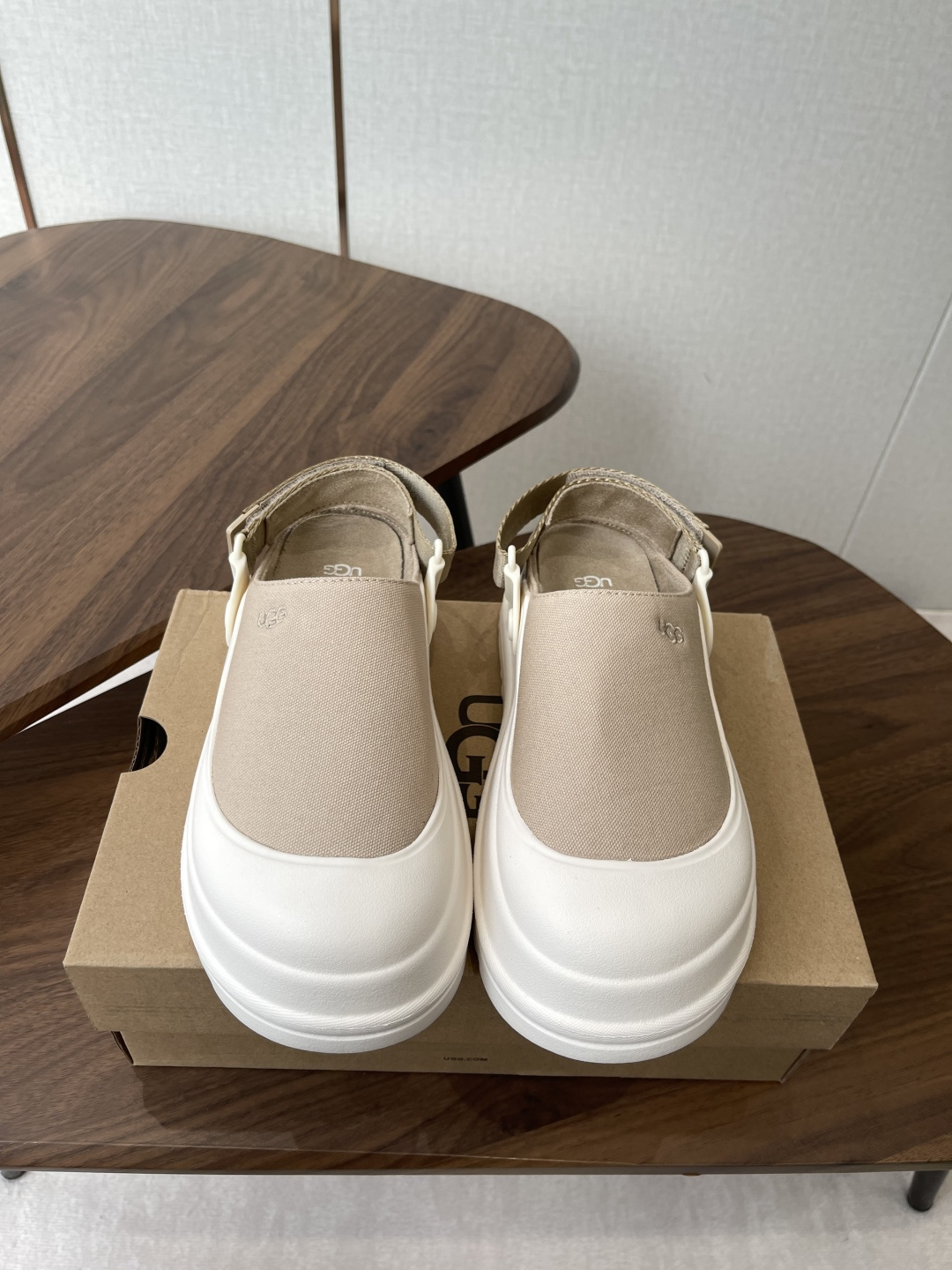 NO:784208,UGG26ss New Birkenstock Baotou Slippers I am attracted by this brand. It took me a long time to find the goods through purchasing. It’s really hard to find a pair of shoes. It’s really super good-looking. Sisters, give me a try!  Canvas upper, velvet lining, outsole rafter rubber, code number 35-41 (40 41 customized), sandals, sandals19860909UGG26ss 新款 勃肯 包头拖 这个品牌我就心动了 代购找很久才买到货,真的一鞋难求,真的超级好看,姐妹们给我冲！ 鞋面帆布 内里绒布 大底椽胶 码数35-41（40 41定制）,凉鞋,sandals,Women's Shoes