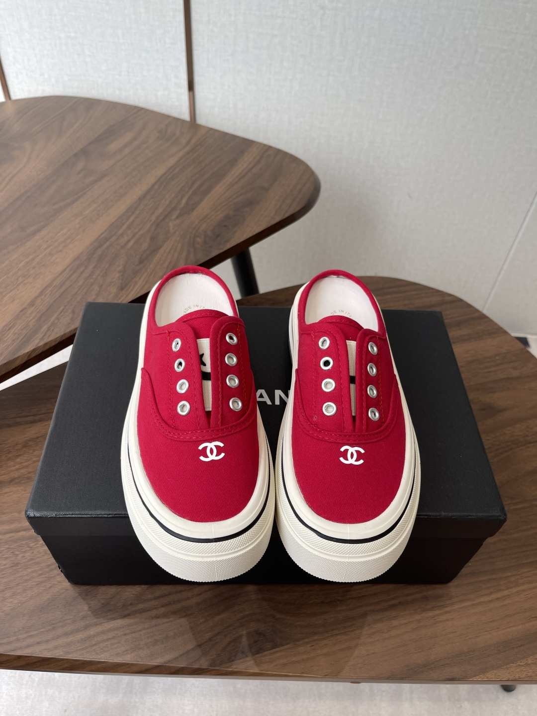 NO:784204,Chanel Chanel 26ss biscuit canvas shoes have been developed for several months and the latest version has finally come out. The top casual sports shoes in the counter. This classic design has a simple upper style but the outsole is fashionable and sporty. It contains a variety of color matching elements... The diversified mix and match is very good-looking and versatile, casual, fashionable, sports and outdoor can be taken into account... The upper is made of canvas and the lining is made of sheepskin. The outsole is based on wear-resistant rubber outsole.  Size#35-40 (40 is custom-made and cannot be returned or exchanged), casual shoes/sports shoes, chanel, chanel, sneakers, sheepskin19860909Chanel香奈儿26ss 饼干帆布鞋 鞋 开发了几个月最高版本终于出来了 专柜顶级休闲款运动鞋 这款经典设计 鞋面简洁的风格 大底却时尚运动 不平凡的拥入了多种配色元素…… 多元化混搭非常好看百搭,休闲,时尚,运动,户外都能兼顾…… 鞋面采用 帆布 内里采用 羊皮 大底根据 耐磨橡胶大底 Size#35-40（40定做不退换）,休闲鞋/运动鞋,chanel,chanel,sneakers,sheepskin,Women's Shoes