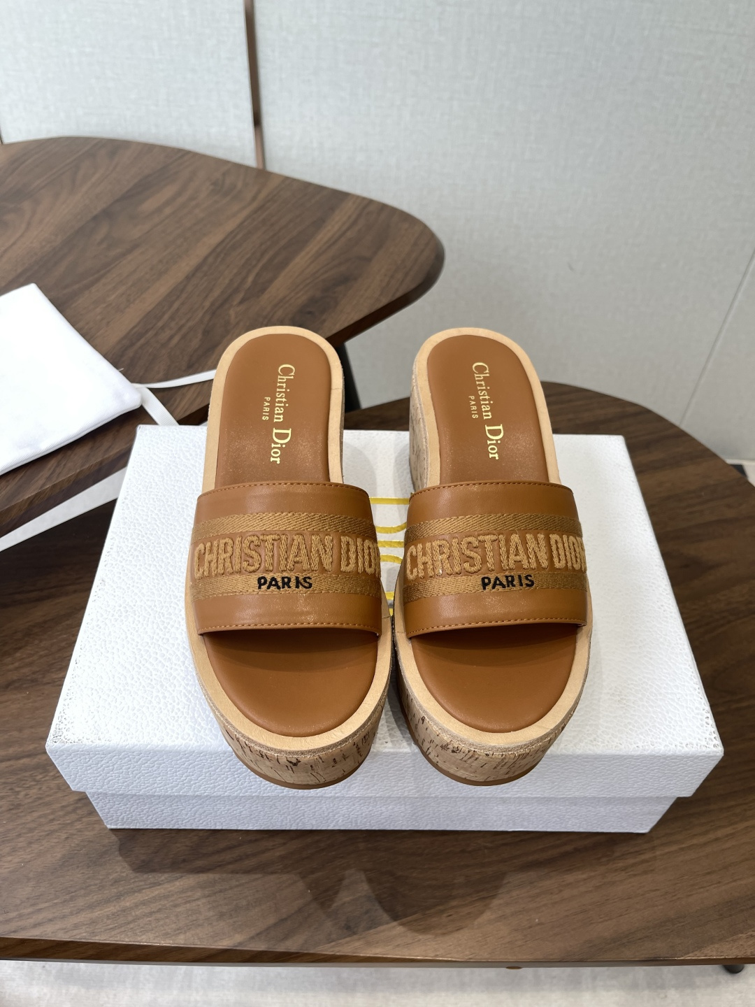 NO:784200,Dior Dior 26ss summer high version new thick-soled slippers are simple and super versatile. Perfect and luxurious on the feet, they can be matched with any spring and summer clothes. The feet feel even more comfortable!  The material is a perfect replica of the original version. The original disassembly and molding. The fabric is original custom cowhide. The lining is original custom sheepskin. The feet are original custom sheepskin. Outsole wedge heel. Heel height 8cm. Size#35-41 (40 41 custom-made and non-returnable). Slippers, dior, dior, slippers, cowhide, sheepskin.19860909Dior 迪奥 26ss 夏季高版本新款 厚底拖鞋 简约超级百搭. 上脚完美奢华可任意搭配春夏服饰. 脚感更是舒适！材质原版完美复刻. 原版拆解开模. 面料原版定制牛皮 内里原版定制羊皮 垫脚原版定制羊皮 大底坡跟大底 跟高8cm Size#35-41（40 41 订做不退换）,拖鞋,dior,dior,slippers,cowhide,sheepskin,Women's Shoes